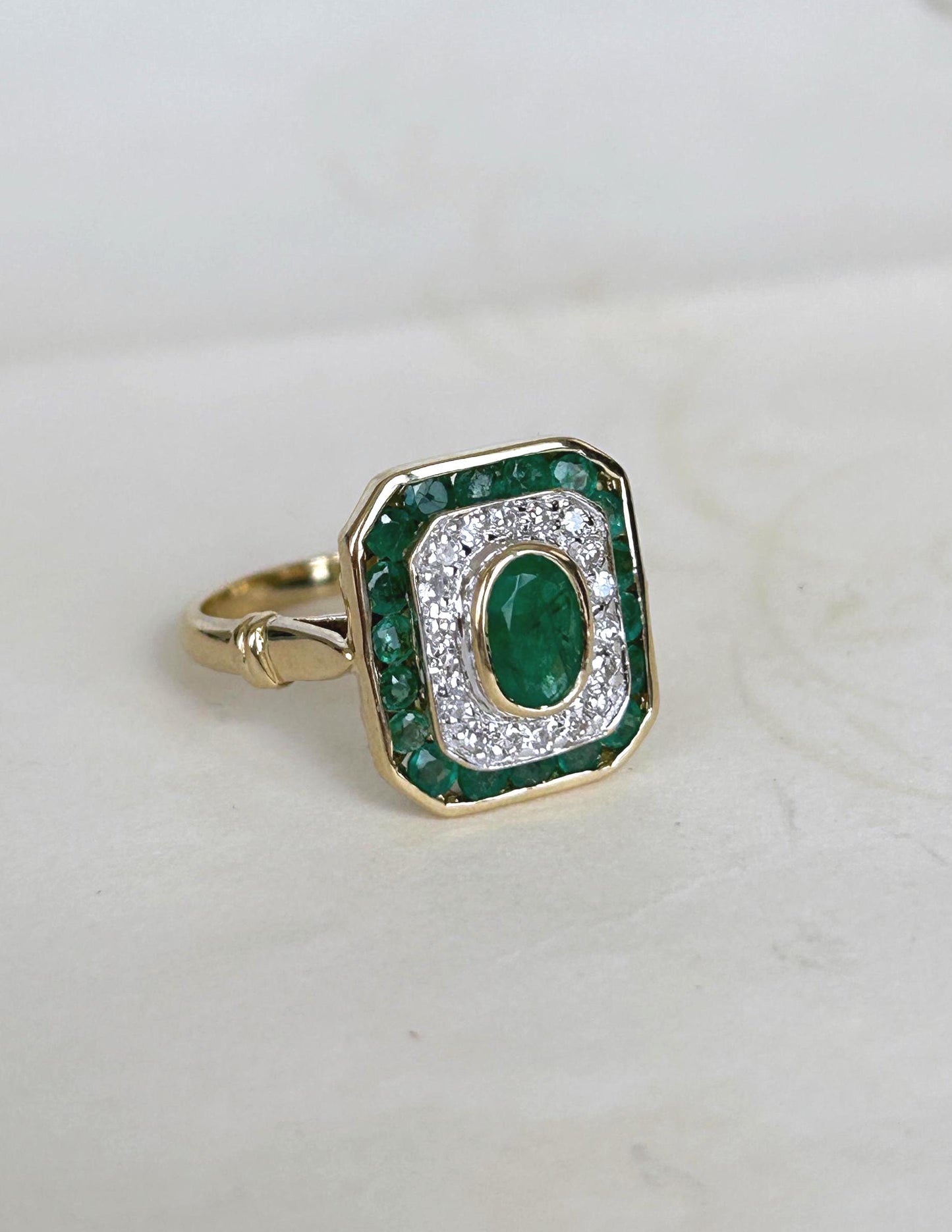 Bague ancienne style Art déco entourage octogonale émeraudes et diamants en or 18k