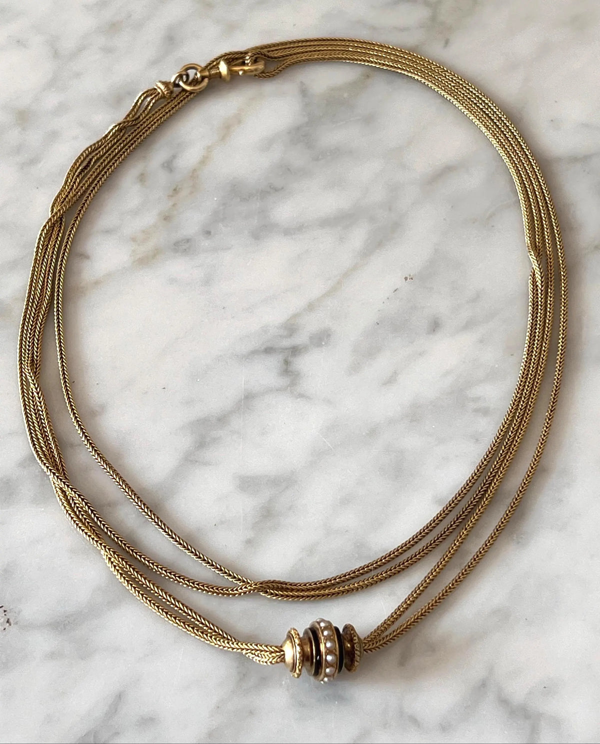 Chaîne ancienne maille palmier en or jaune 18K, émail noir et perles - sautoir Napoléon III XIXe siècle