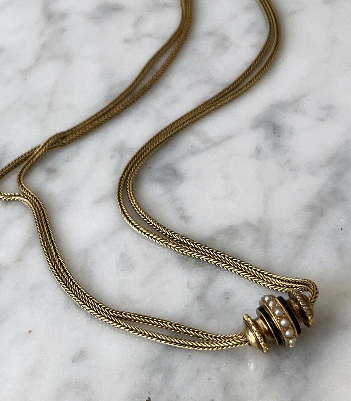 Chaîne ancienne maille palmier en or jaune 18K, émail noir et perles - sautoir Napoléon III XIXe siècle