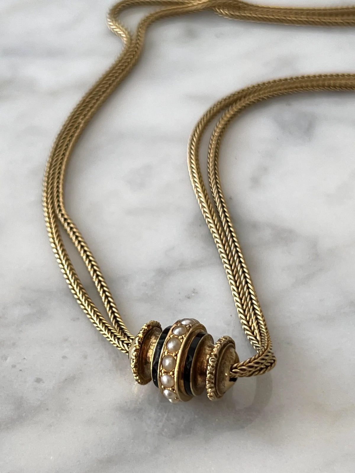 Chaîne ancienne maille palmier en or jaune 18K, émail noir et perles - sautoir Napoléon III XIXe siècle