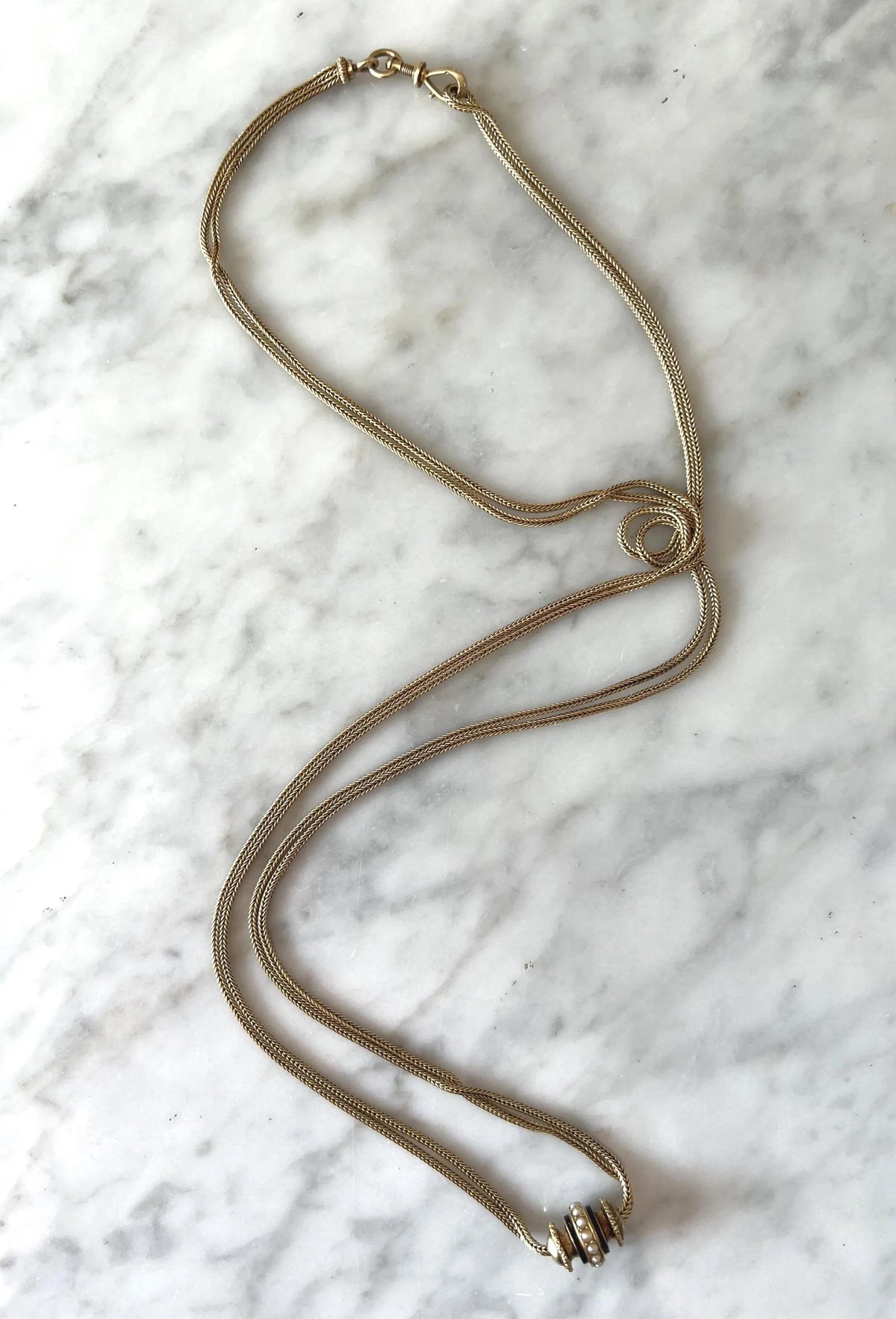 Chaîne ancienne maille palmier en or jaune 18K, émail noir et perles - sautoir Napoléon III XIXe siècle