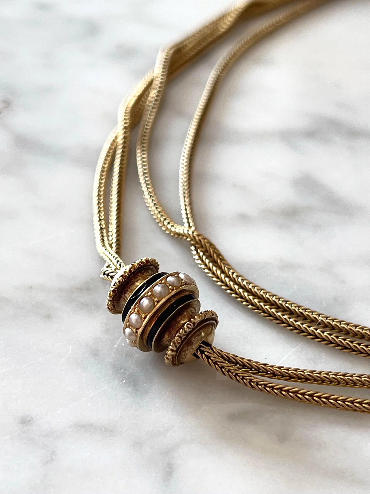 Chaîne ancienne maille palmier en or jaune 18K, émail noir et perles - sautoir Napoléon III XIXe siècle