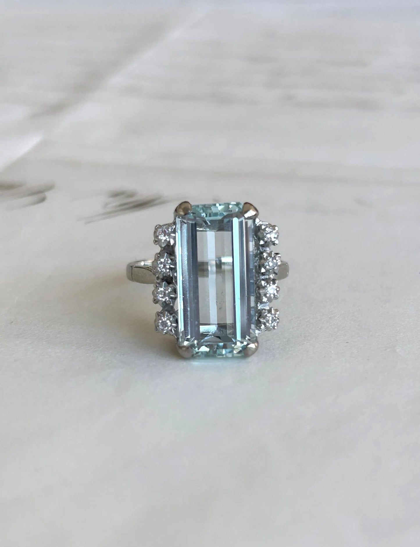 Bague cocktail vintage en or blanc 18K, aigue-marine taille émeraude d'environ 4,5 ct et diamants