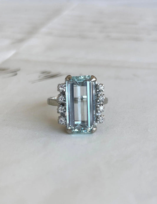 Bague cocktail vintage en or blanc 18K, aigue-marine taille émeraude d'environ 4,5 ct et diamants