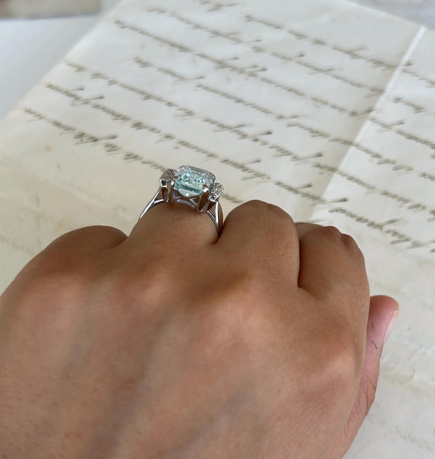 Bague cocktail vintage en or blanc 18K, aigue-marine taille émeraude d'environ 4,5 ct et diamants