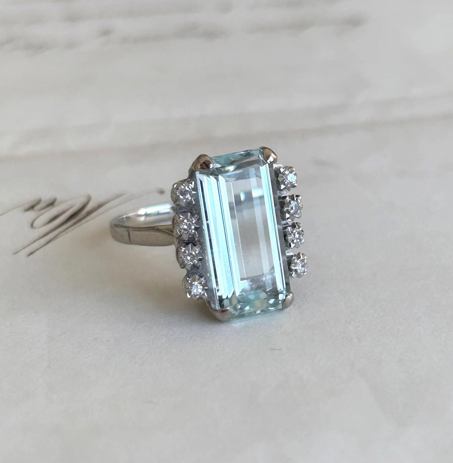 Bague cocktail vintage en or blanc 18K, aigue-marine taille émeraude d'environ 4,5 ct et diamants