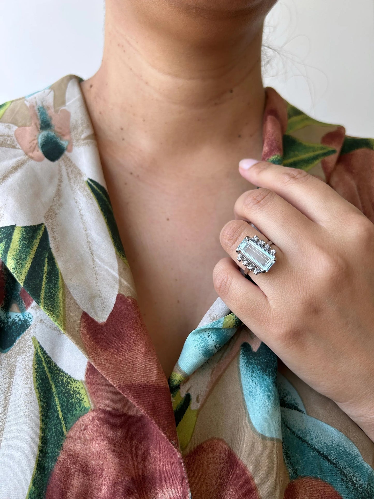 Bague cocktail vintage en or blanc 18K, aigue-marine taille émeraude d'environ 4,5 ct et diamants