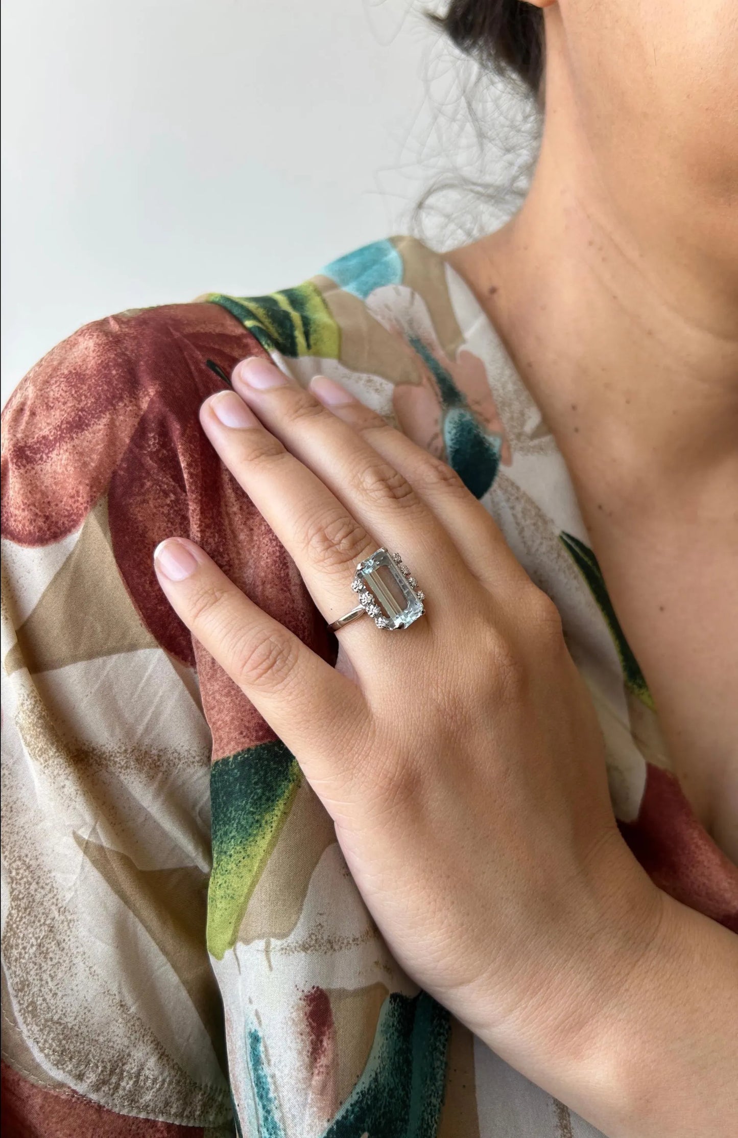 Bague cocktail vintage en or blanc 18K, aigue-marine taille émeraude d'environ 4,5 ct et diamants