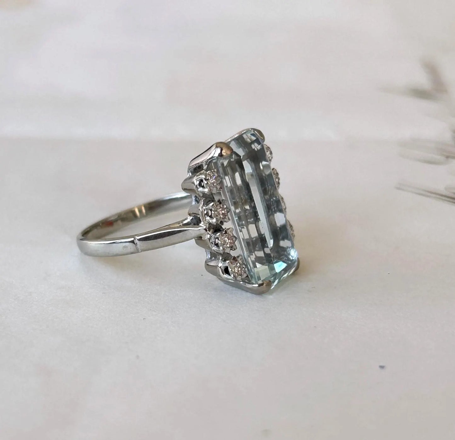 Bague cocktail vintage en or blanc 18K, aigue-marine taille émeraude d'environ 4,5 ct et diamants