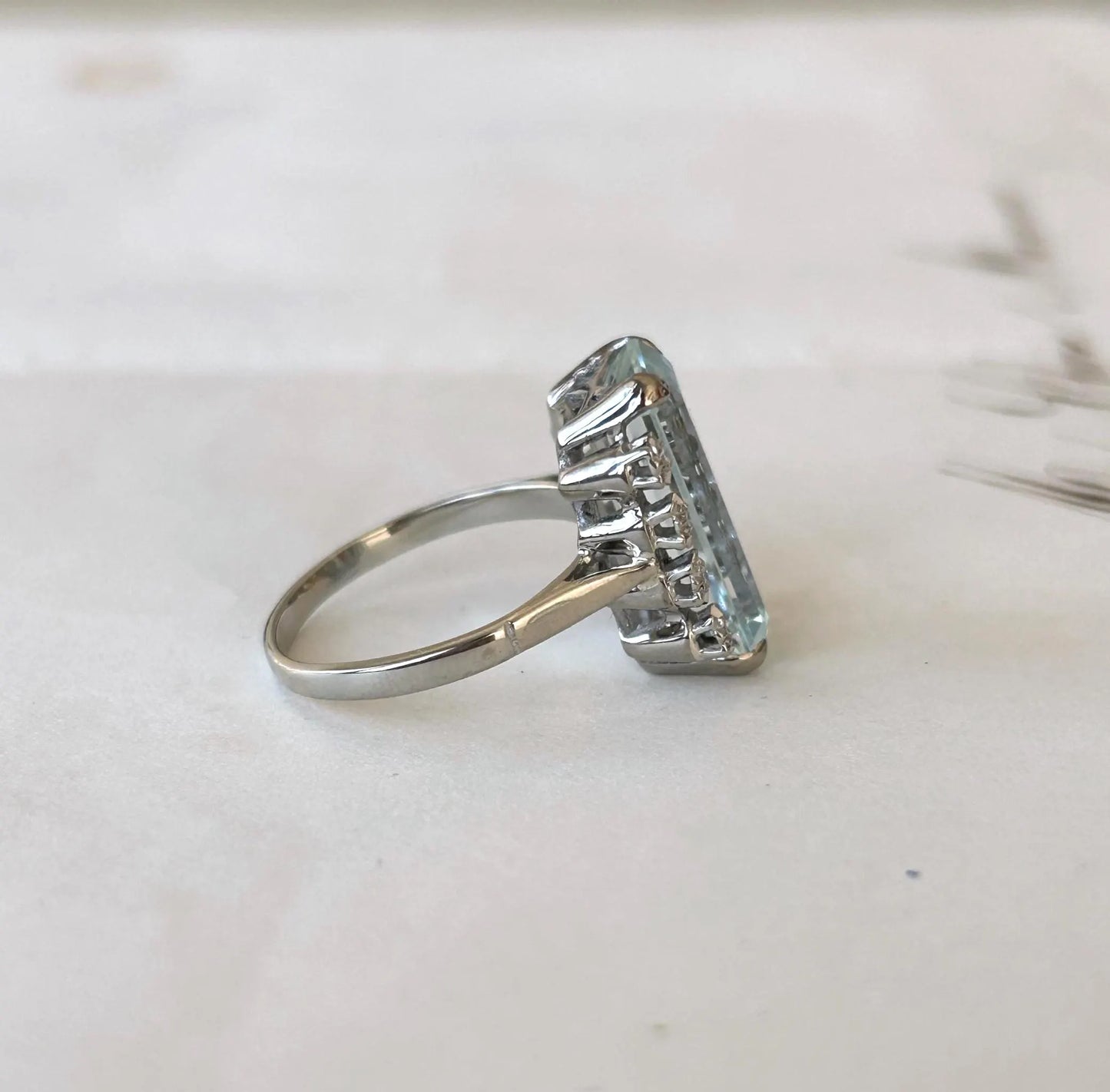 Bague cocktail vintage en or blanc 18K, aigue-marine taille émeraude d'environ 4,5 ct et diamants