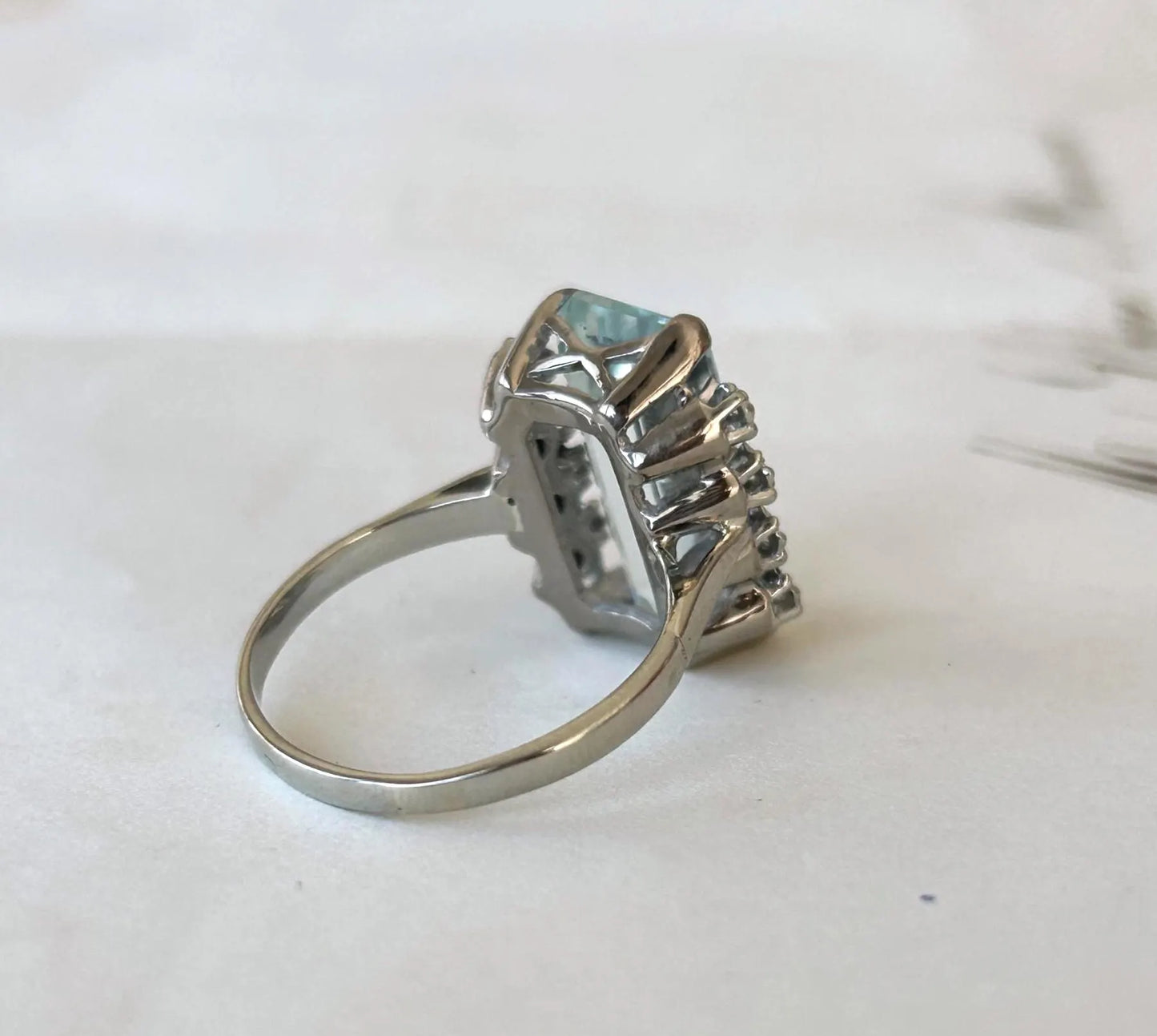 Bague cocktail vintage en or blanc 18K, aigue-marine taille émeraude d'environ 4,5 ct et diamants