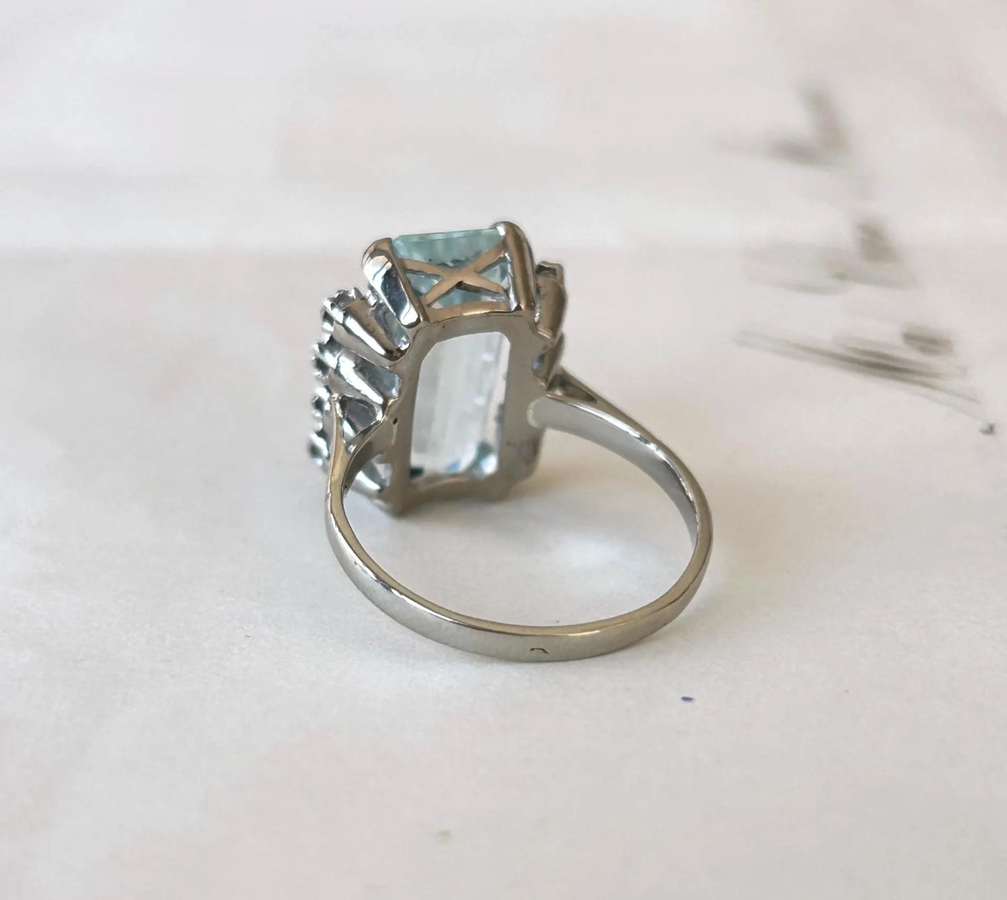 Bague cocktail vintage en or blanc 18K, aigue-marine taille émeraude d'environ 4,5 ct et diamants