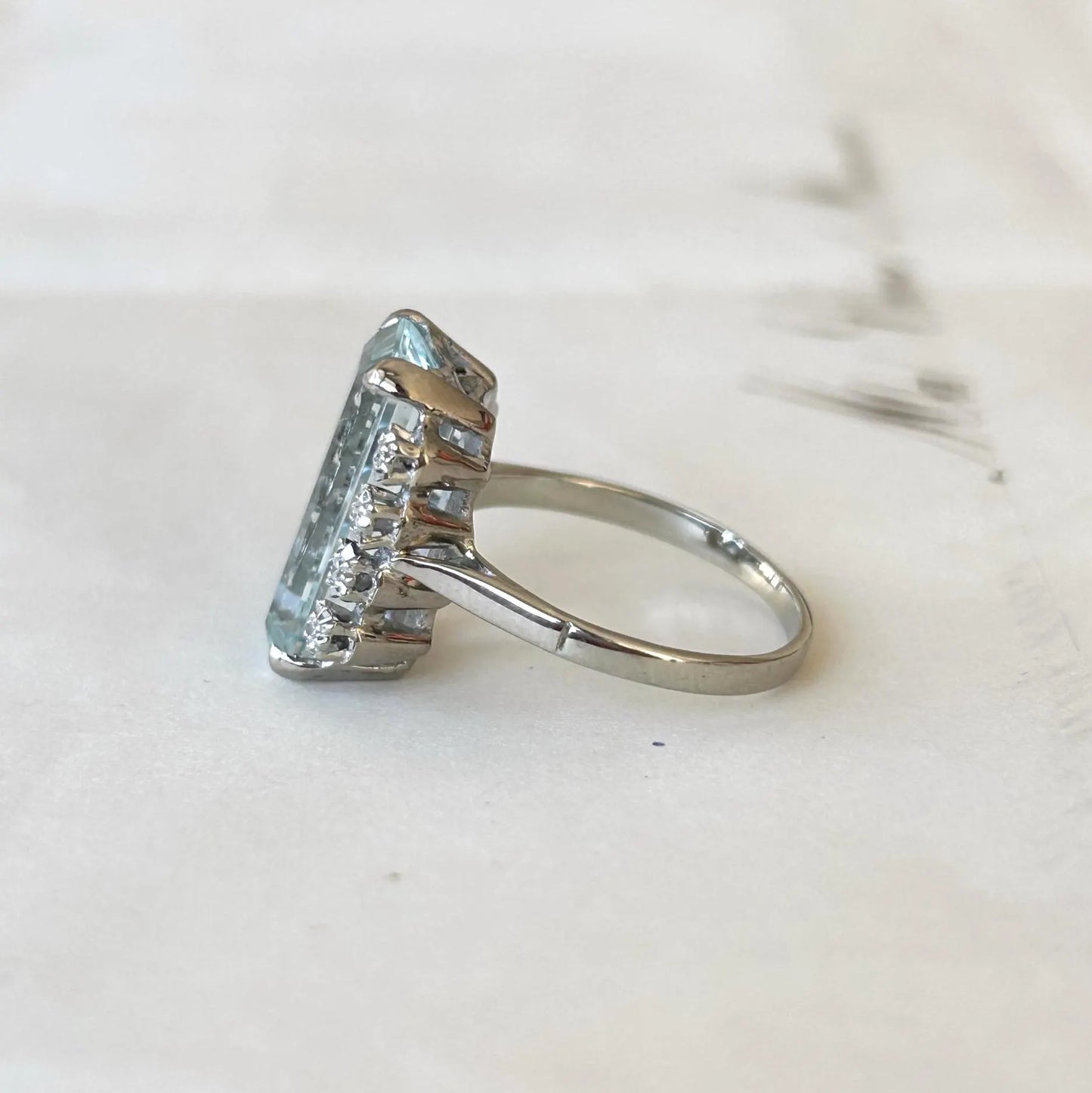 Bague cocktail vintage en or blanc 18K, aigue-marine taille émeraude d'environ 4,5 ct et diamants