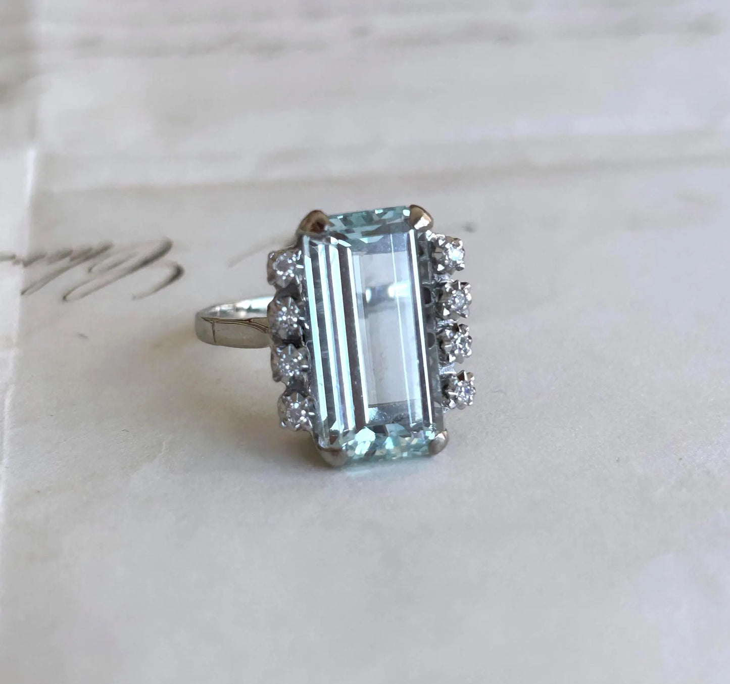 Bague cocktail vintage en or blanc 18K, aigue-marine taille émeraude d'environ 4,5 ct et diamants