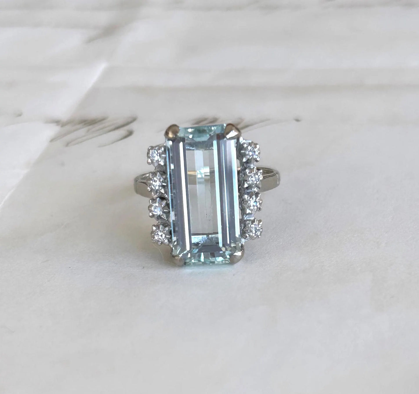 Bague cocktail vintage en or blanc 18K, aigue-marine taille émeraude d'environ 4,5 ct et diamants