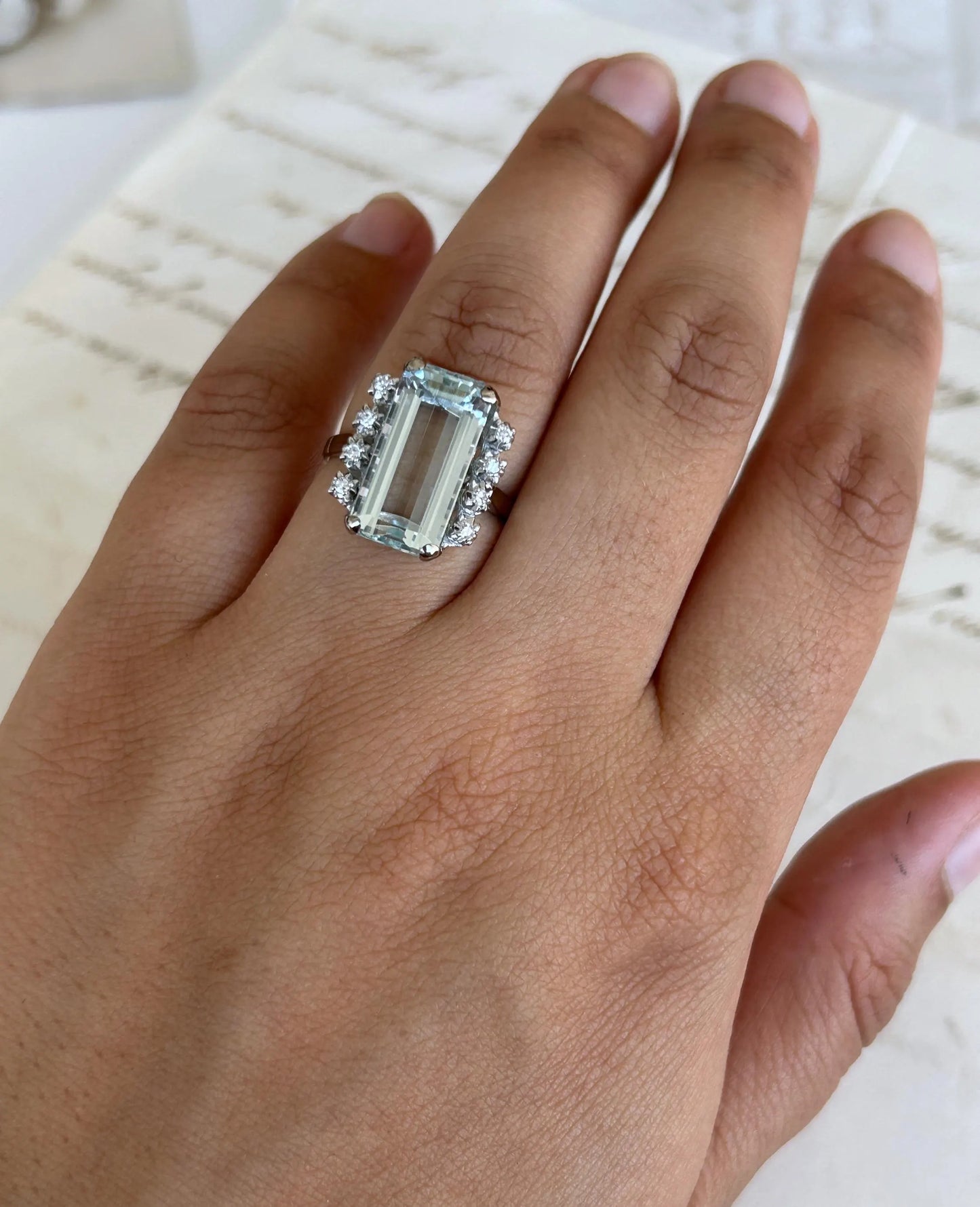 Bague cocktail vintage en or blanc 18K, aigue-marine taille émeraude d'environ 4,5 ct et diamants