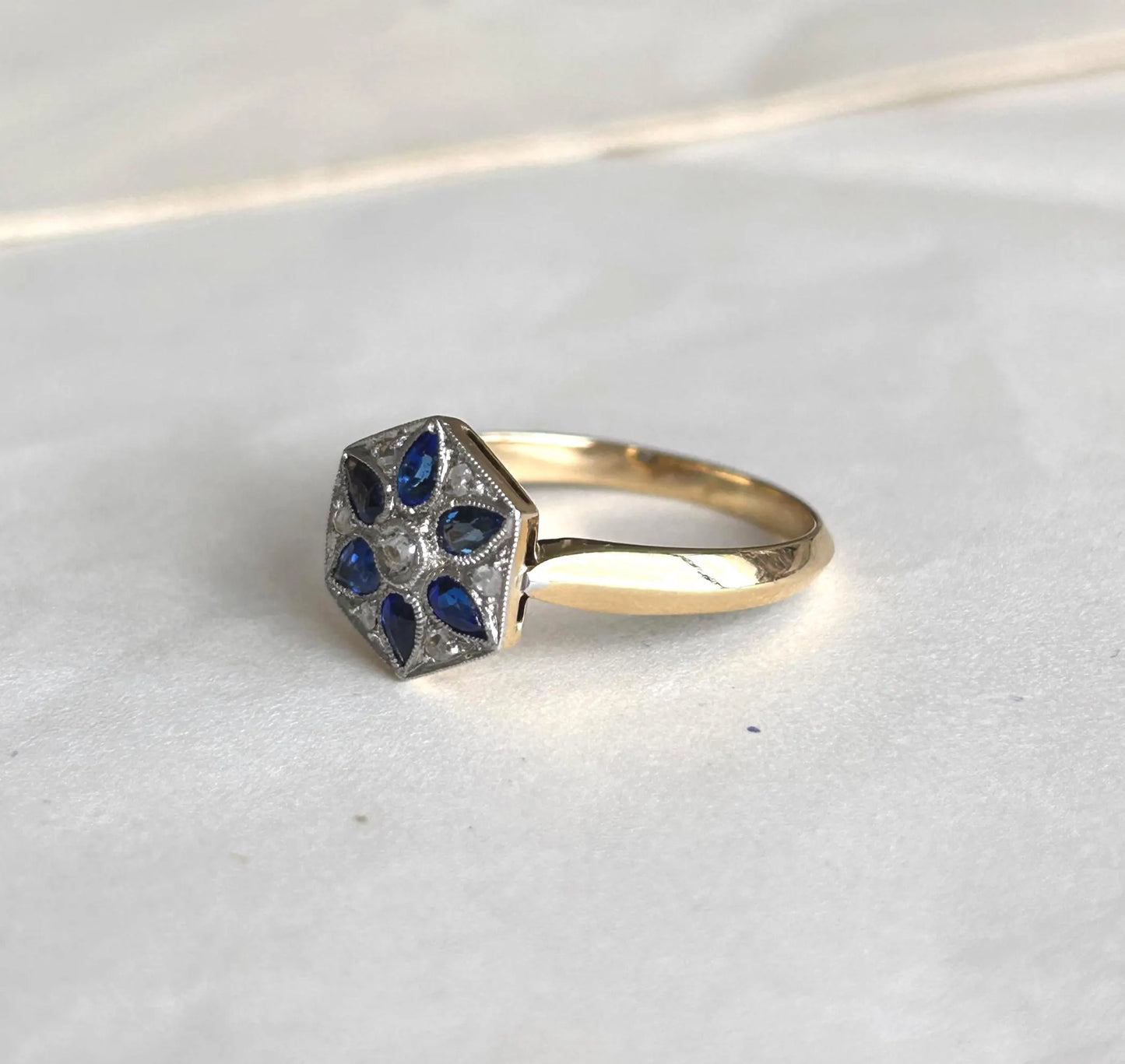 Bague Art Déco française en or 18k, saphirs naturels et diamants taille rose