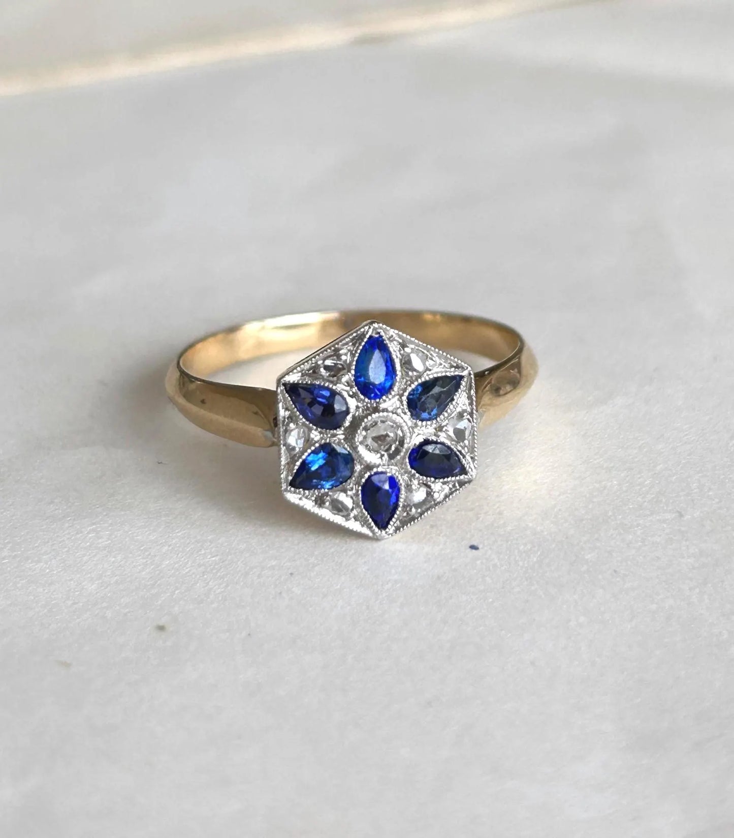 Bague Art Déco française en or 18k, saphirs naturels et diamants taille rose