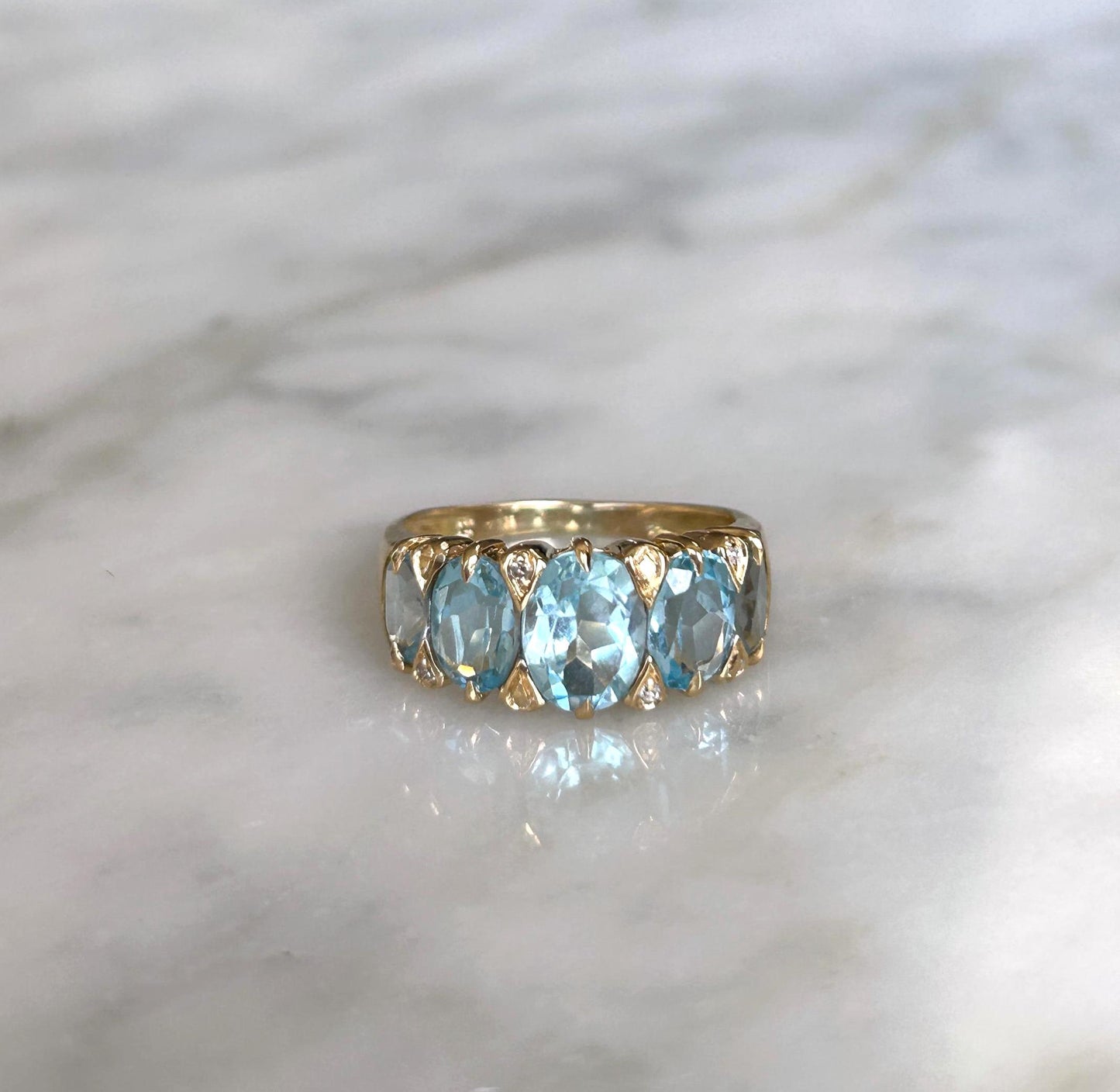 Bague jarretière ancienne or 18k topazes bleues et diamants