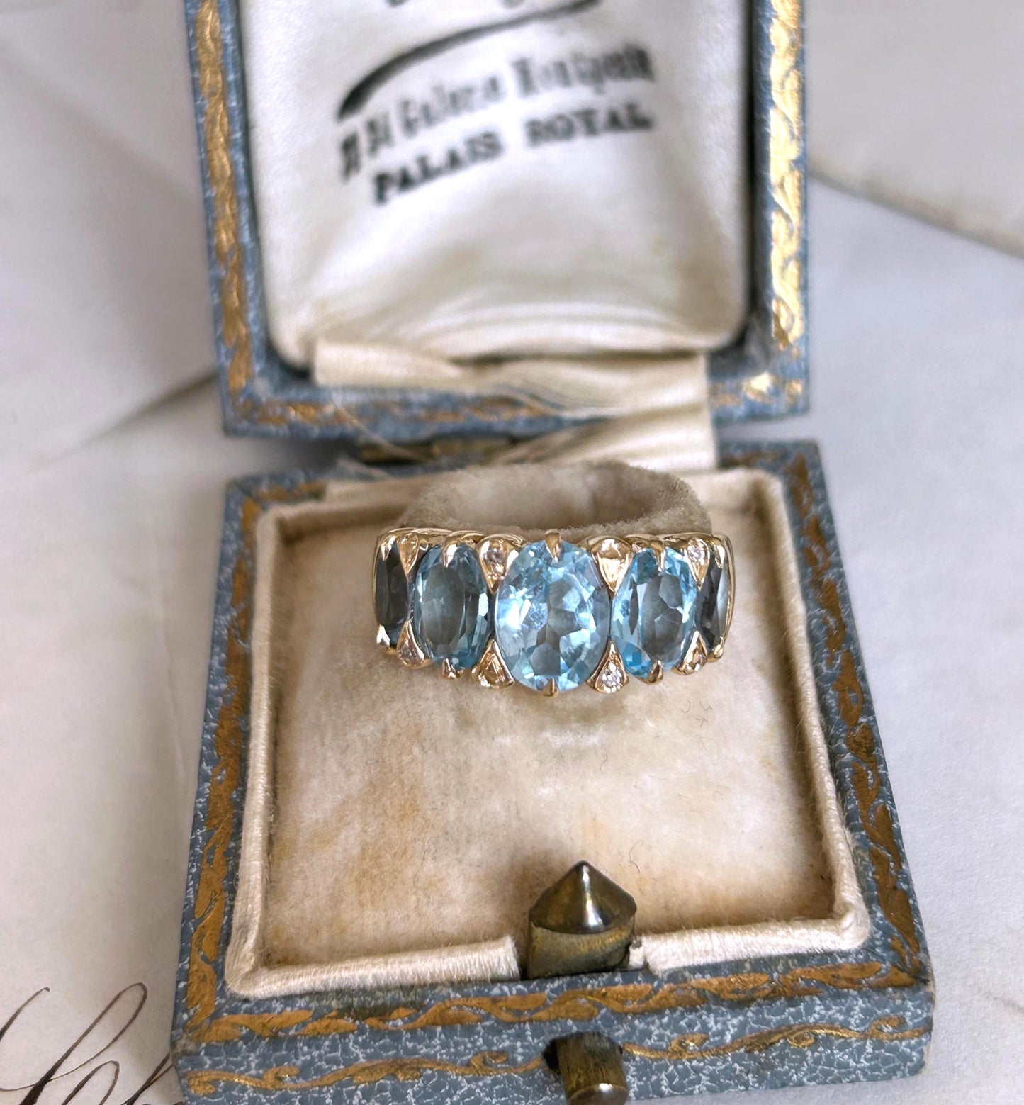 Bague jarretière ancienne or 18k topazes bleues et diamants