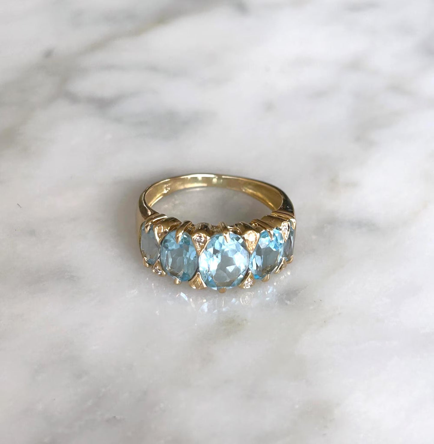 Bague jarretière ancienne or 18k topazes bleues et diamants