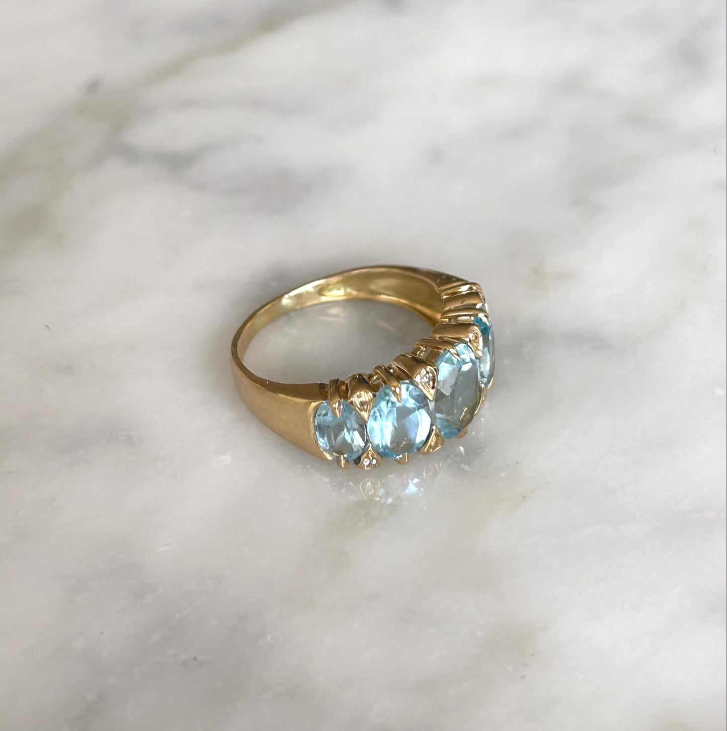 Bague jarretière ancienne or 18k topazes bleues et diamants