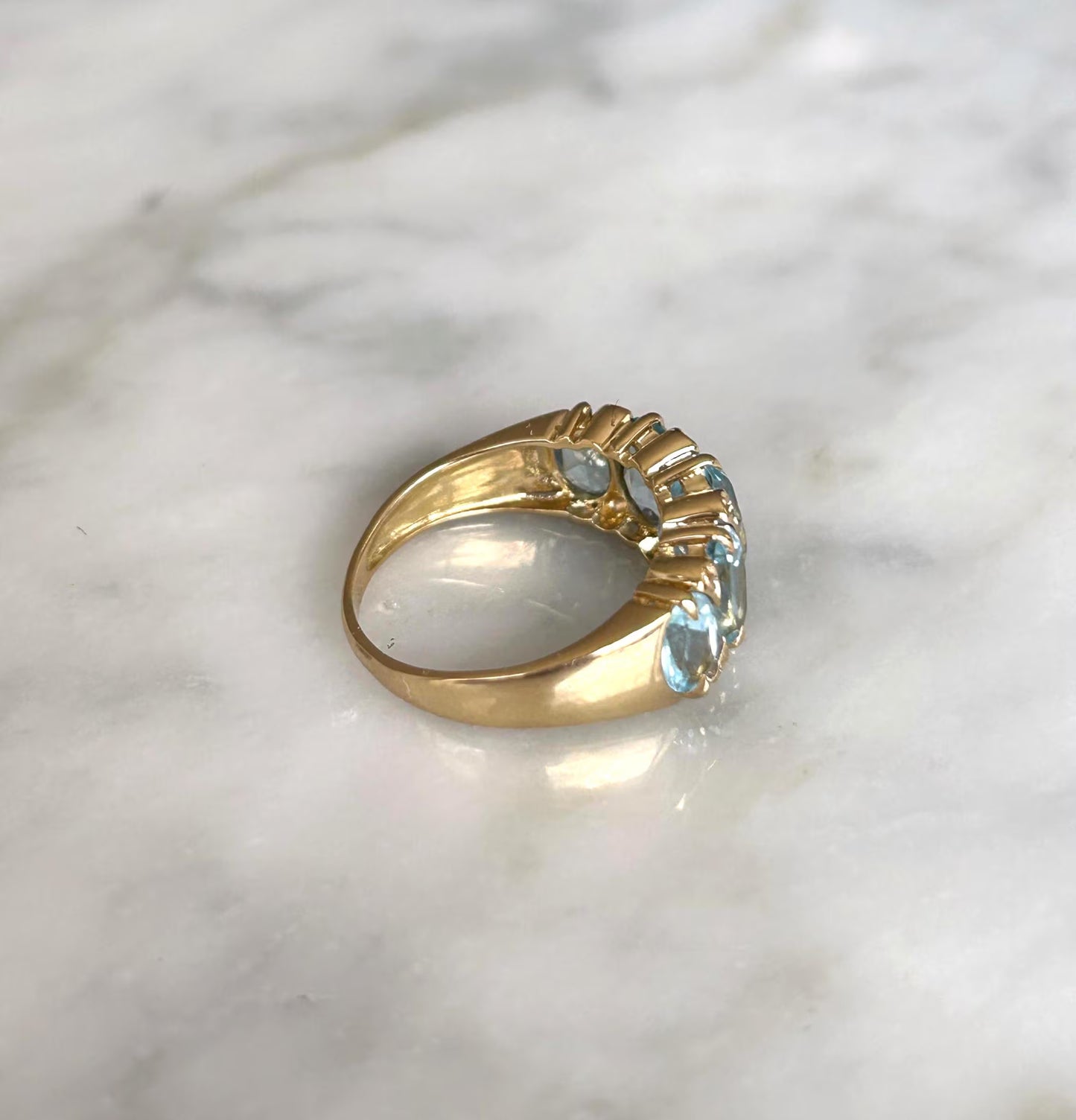 Bague jarretière ancienne or 18k topazes bleues et diamants