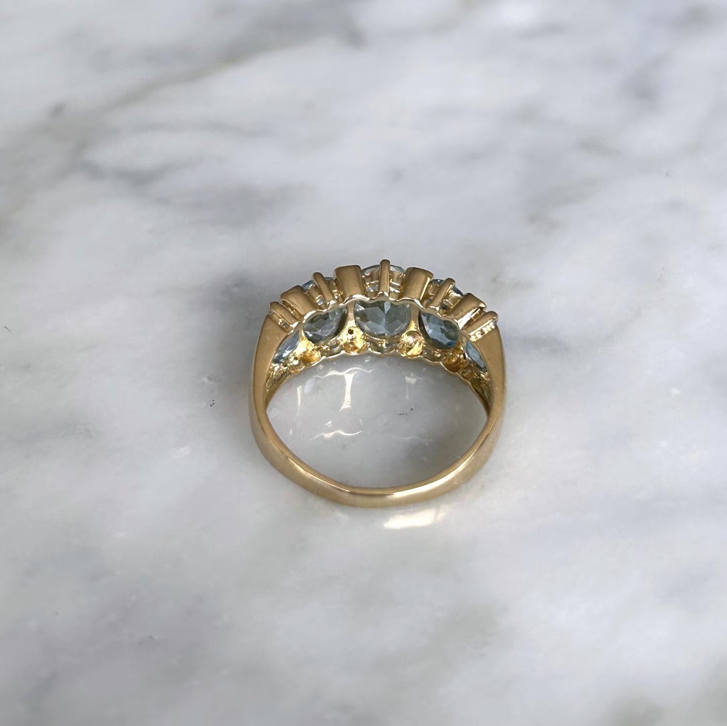 Bague jarretière ancienne or 18k topazes bleues et diamants