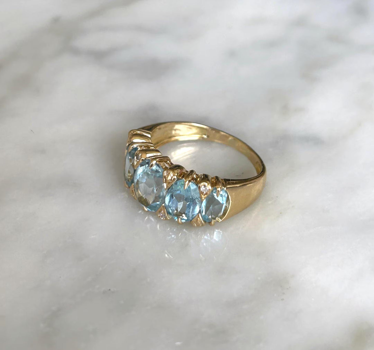 Bague jarretière ancienne or 18k topazes bleues et diamants