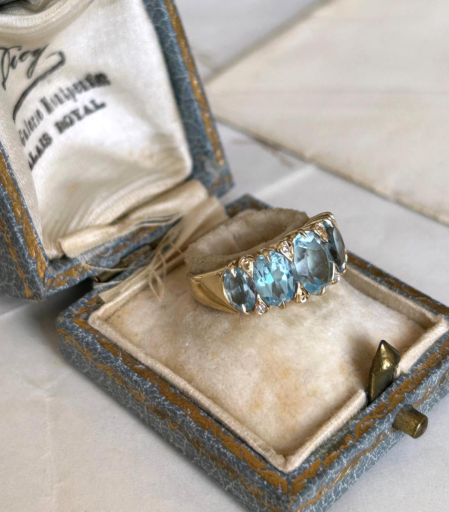 Bague jarretière ancienne or 18k topazes bleues et diamants