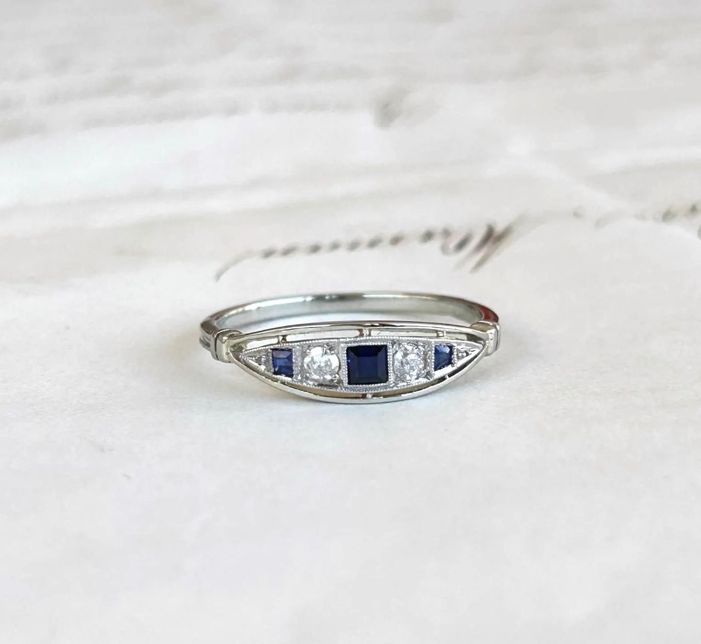 Bague jarretière ancienne platine et or gris saphirs calibrés et diamants Belle Époque- Art Déco