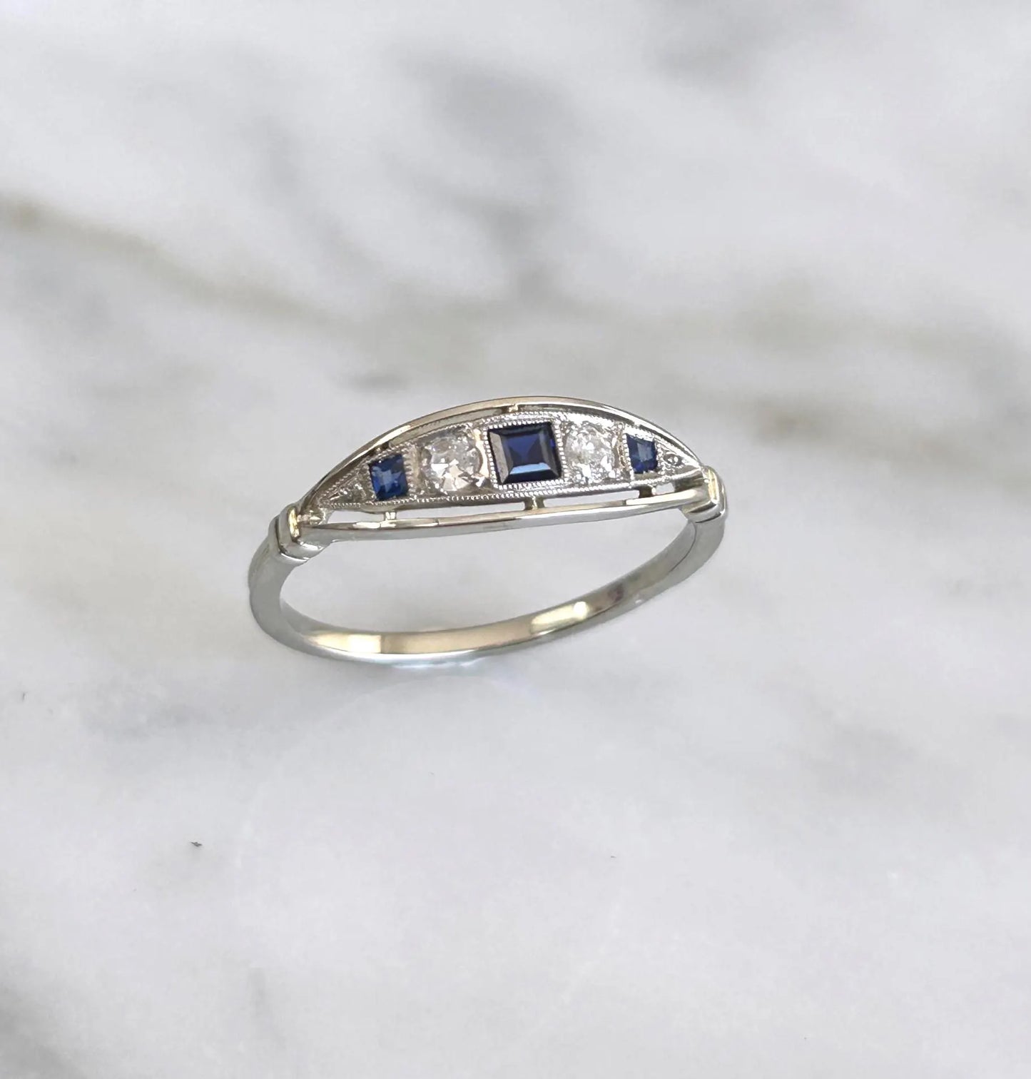 Bague jarretière ancienne platine et or gris saphirs calibrés et diamants Belle Époque- Art Déco