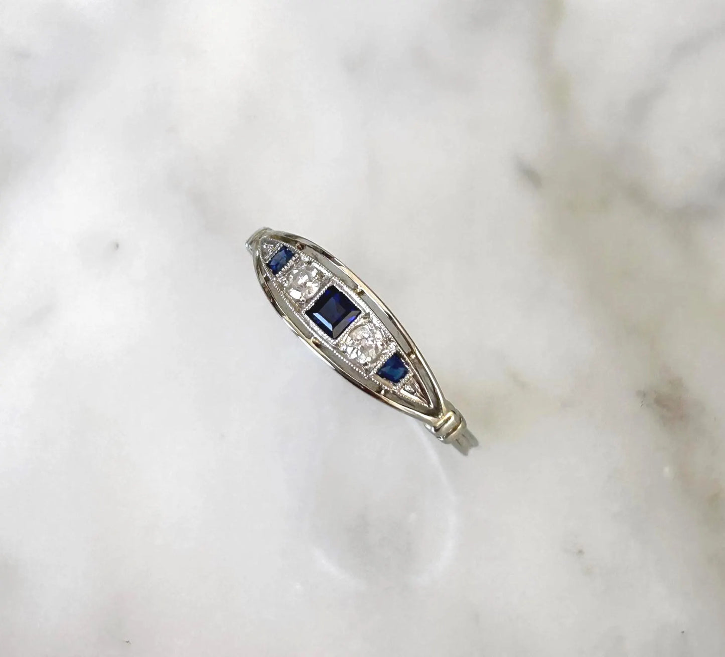 Bague jarretière ancienne platine et or gris saphirs calibrés et diamants Belle Époque- Art Déco