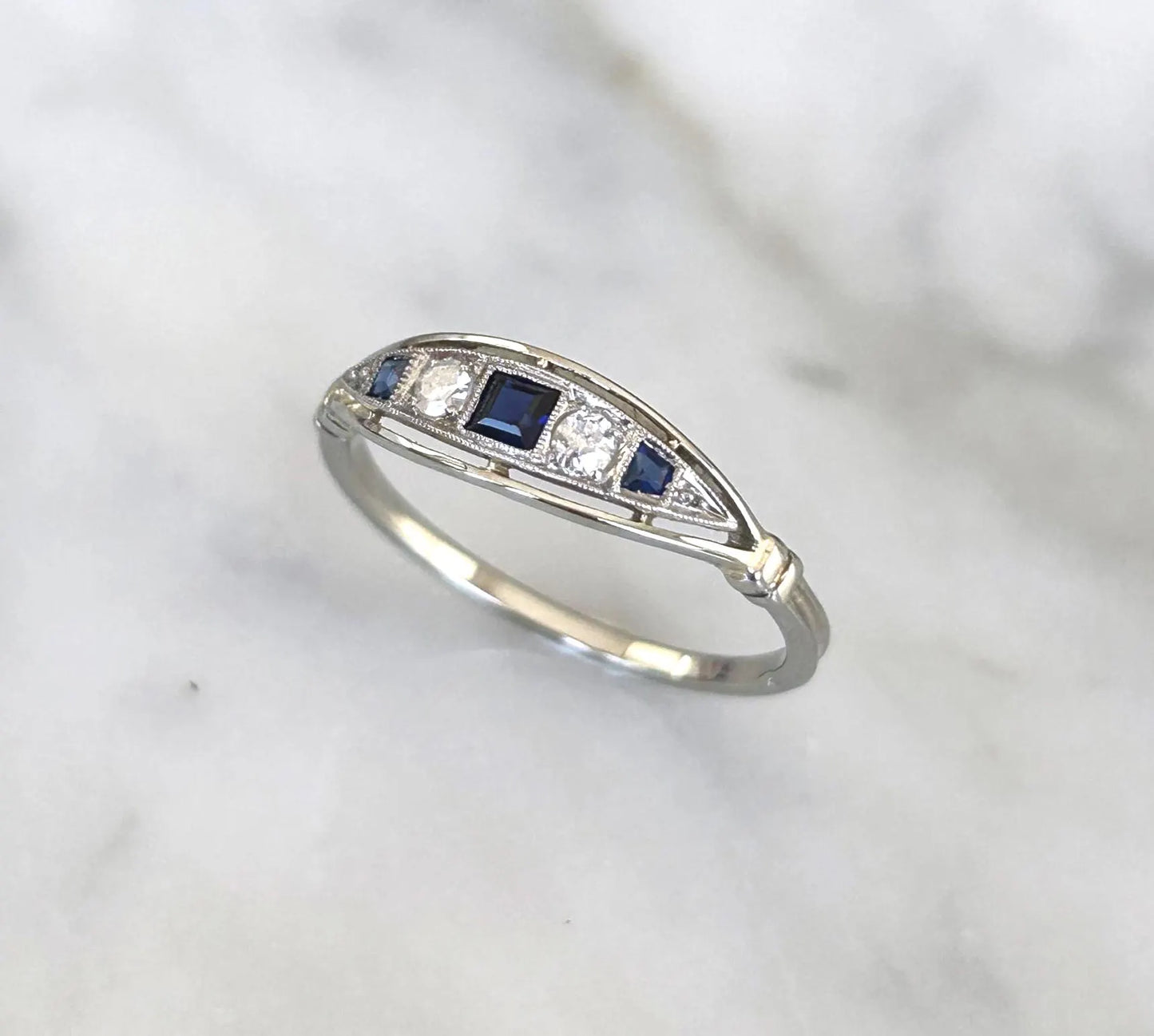 Bague jarretière ancienne platine et or gris saphirs calibrés et diamants Belle Époque- Art Déco