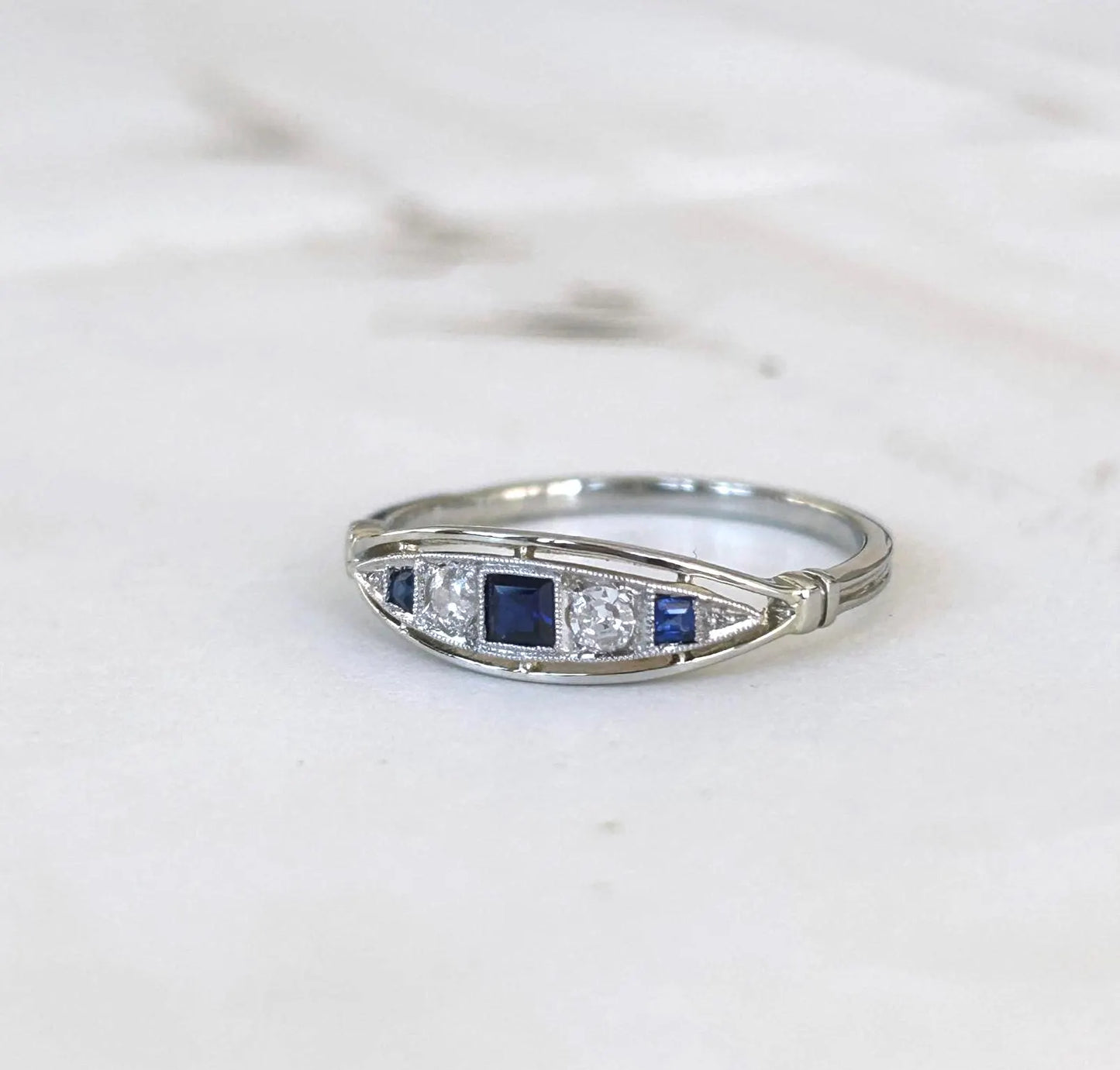 Bague jarretière ancienne platine et or gris saphirs calibrés et diamants Belle Époque- Art Déco