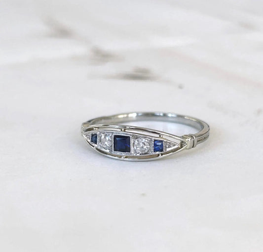 Bague jarretière ancienne platine et or gris saphirs calibrés et diamants Belle Époque- Art Déco