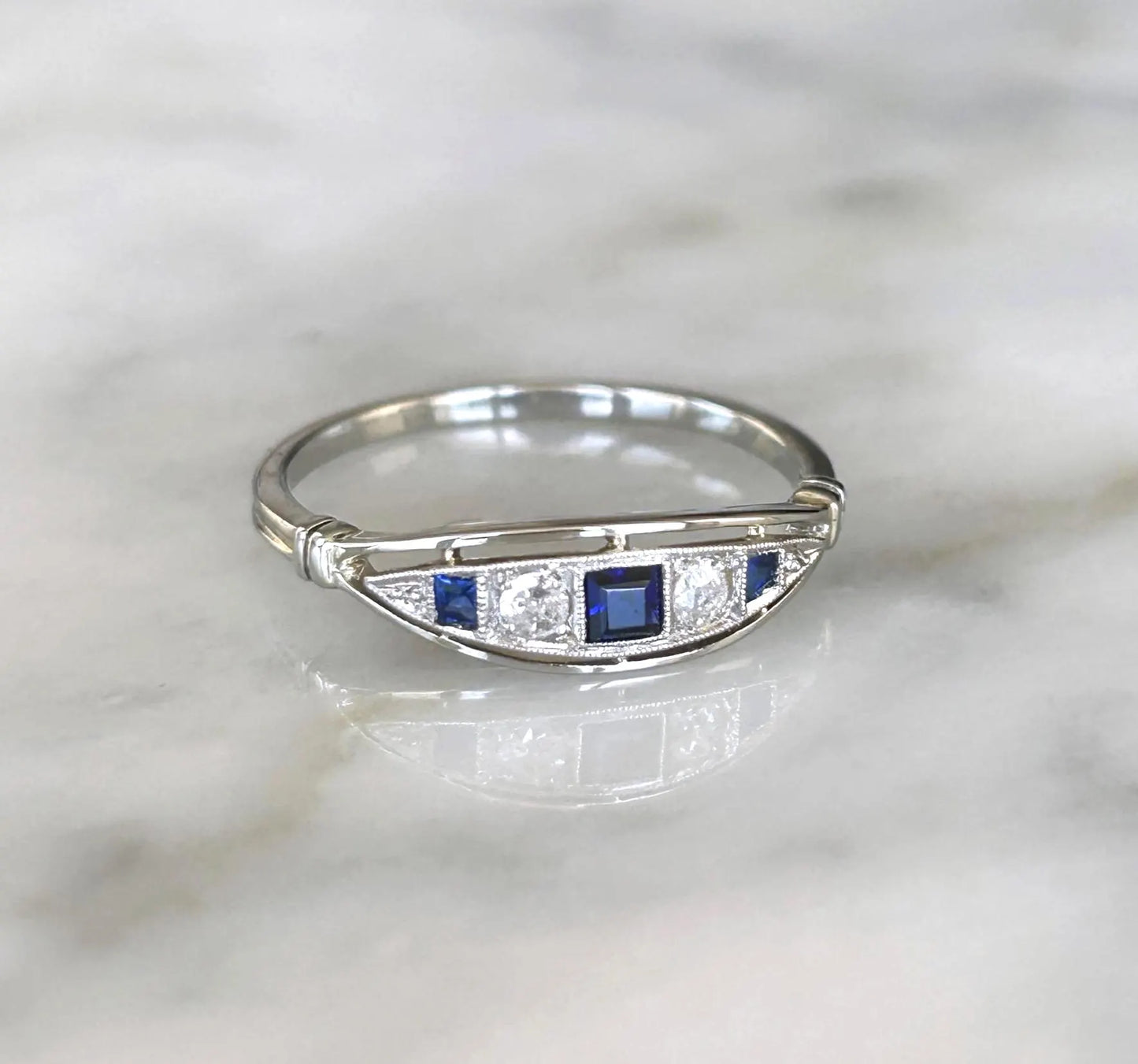 Bague jarretière ancienne platine et or gris saphirs calibrés et diamants Belle Époque- Art Déco