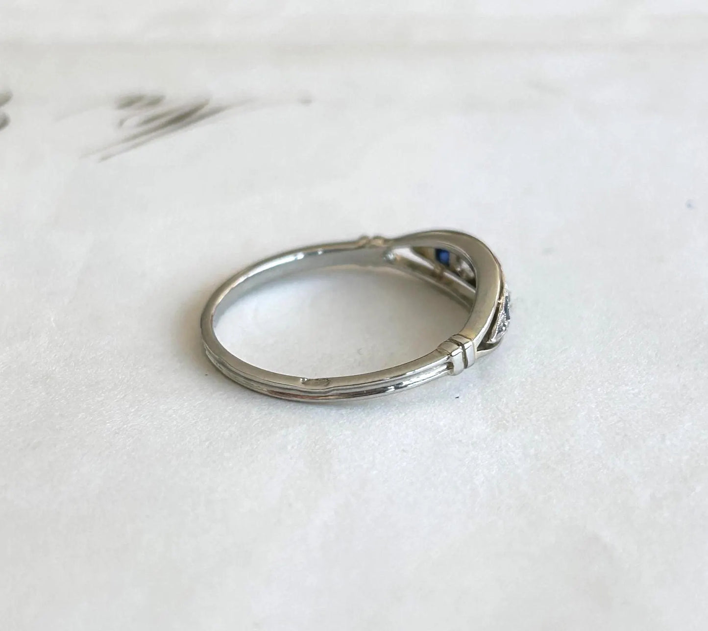 Bague jarretière ancienne platine et or gris saphirs calibrés et diamants Belle Époque- Art Déco