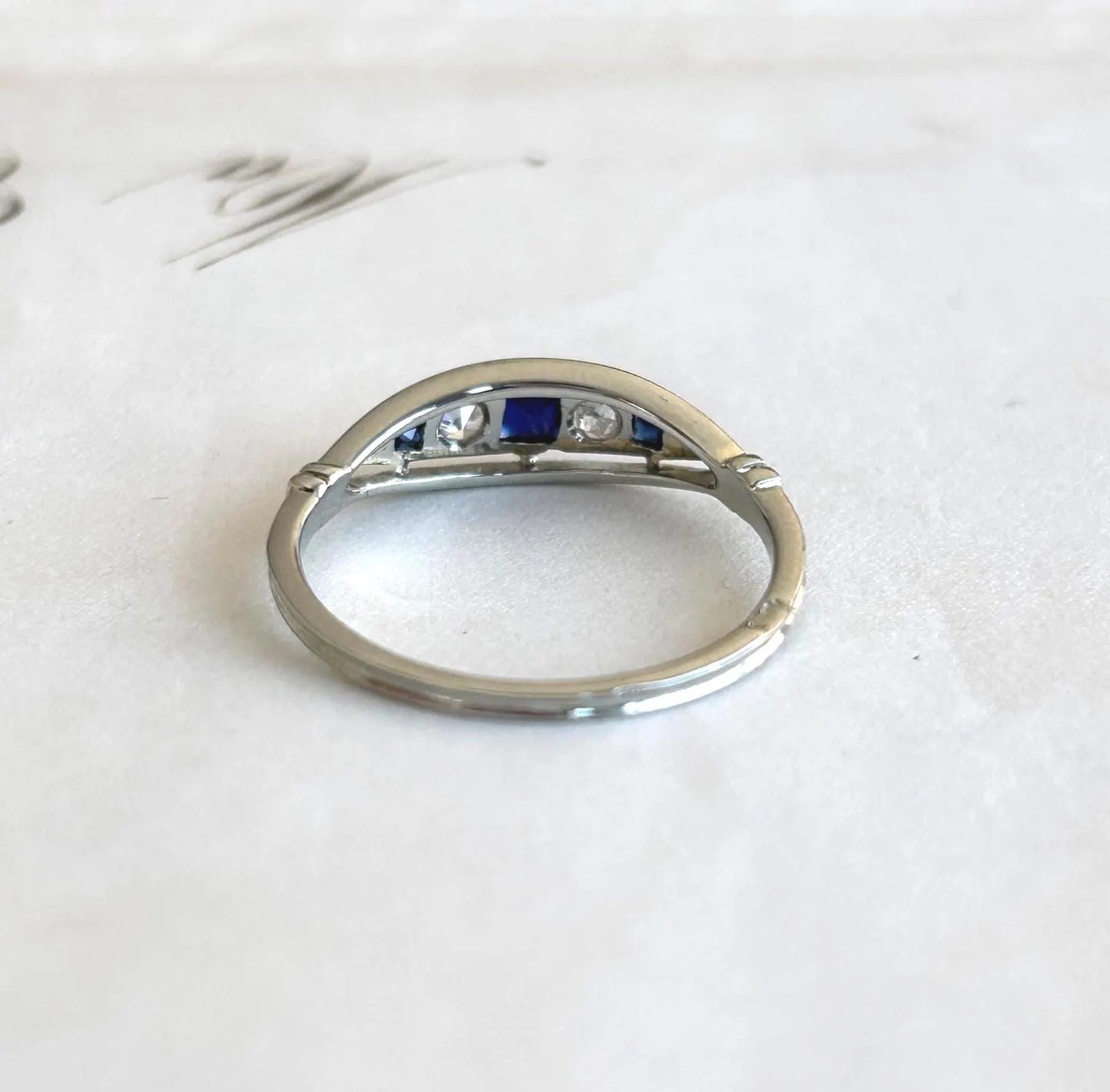 Bague jarretière ancienne platine et or gris saphirs calibrés et diamants Belle Époque- Art Déco