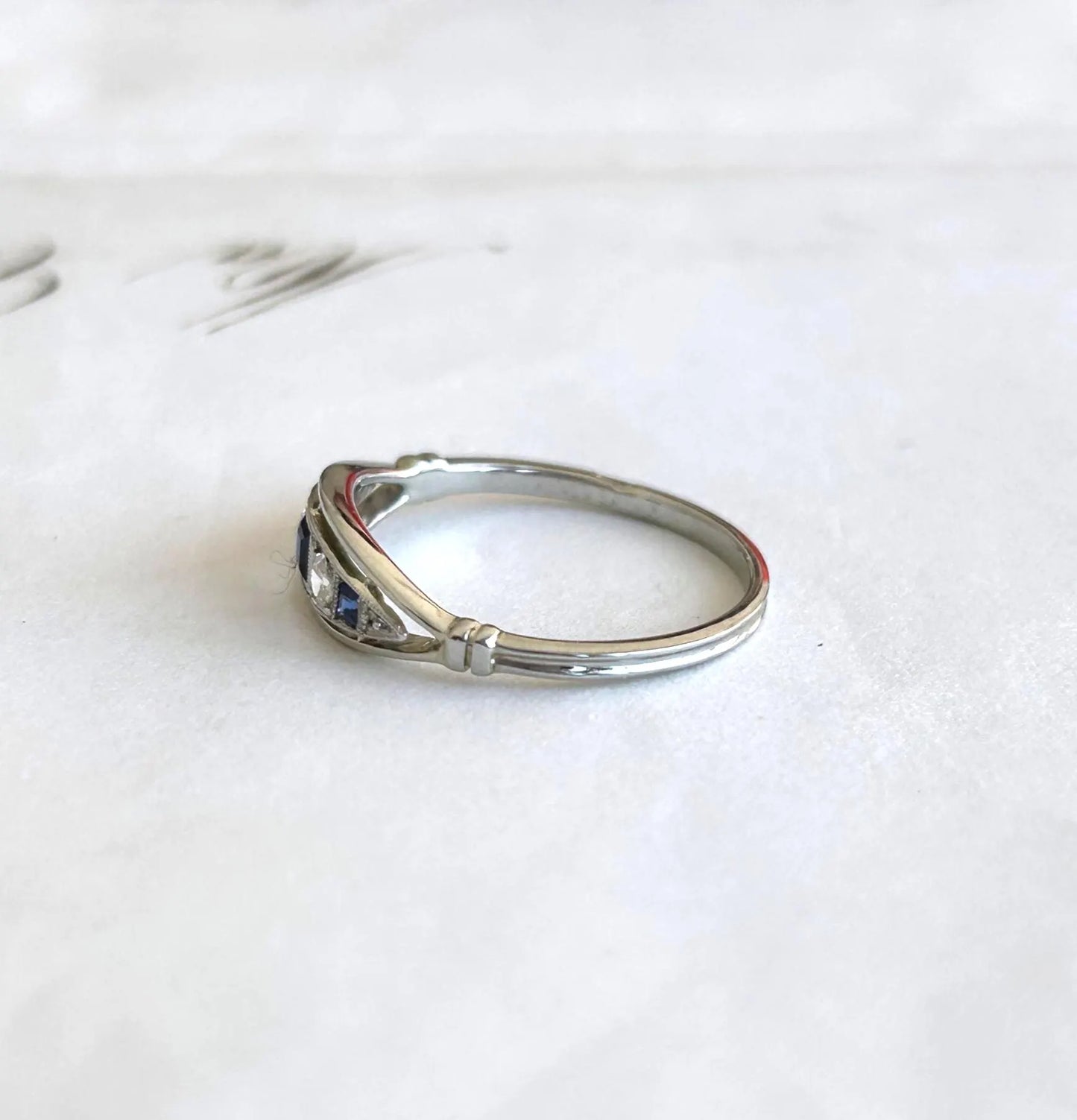 Bague jarretière ancienne platine et or gris saphirs calibrés et diamants Belle Époque- Art Déco