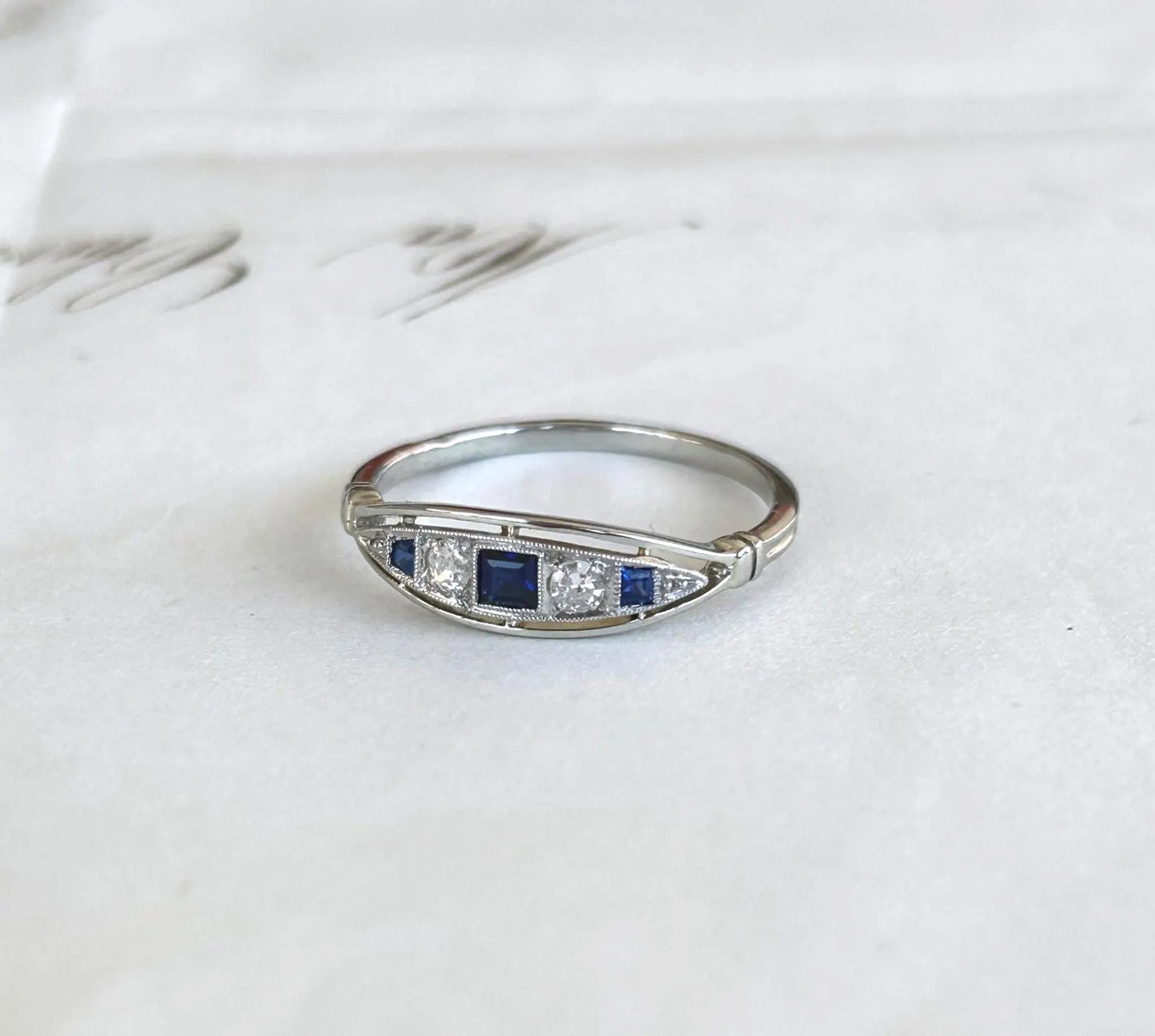 Bague jarretière ancienne platine et or gris saphirs calibrés et diamants Belle Époque- Art Déco