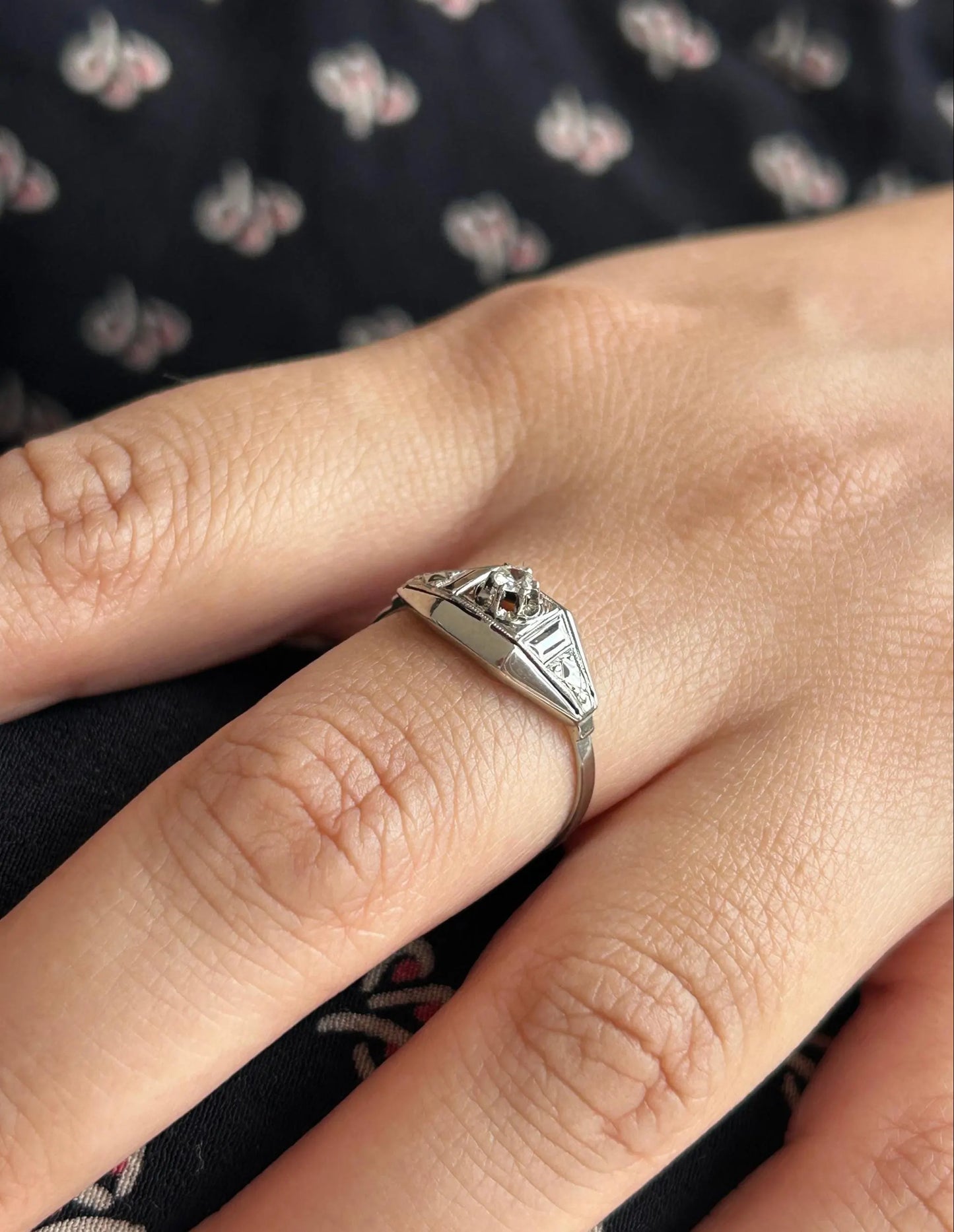 Bague ancienne Art Déco diamant 0,06 ct, or gris 18k