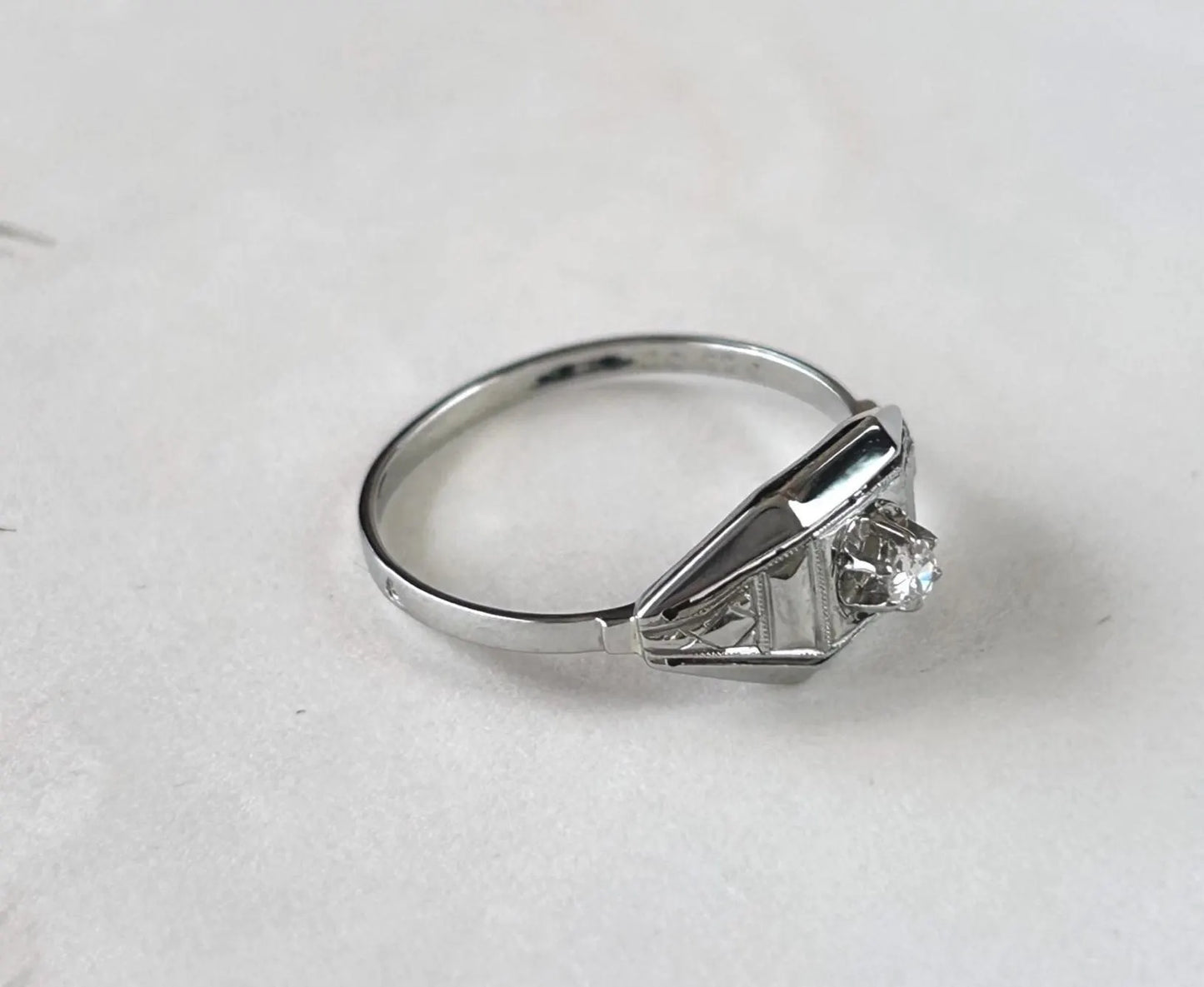 Bague ancienne Art Déco diamant 0,06 ct, or gris 18k