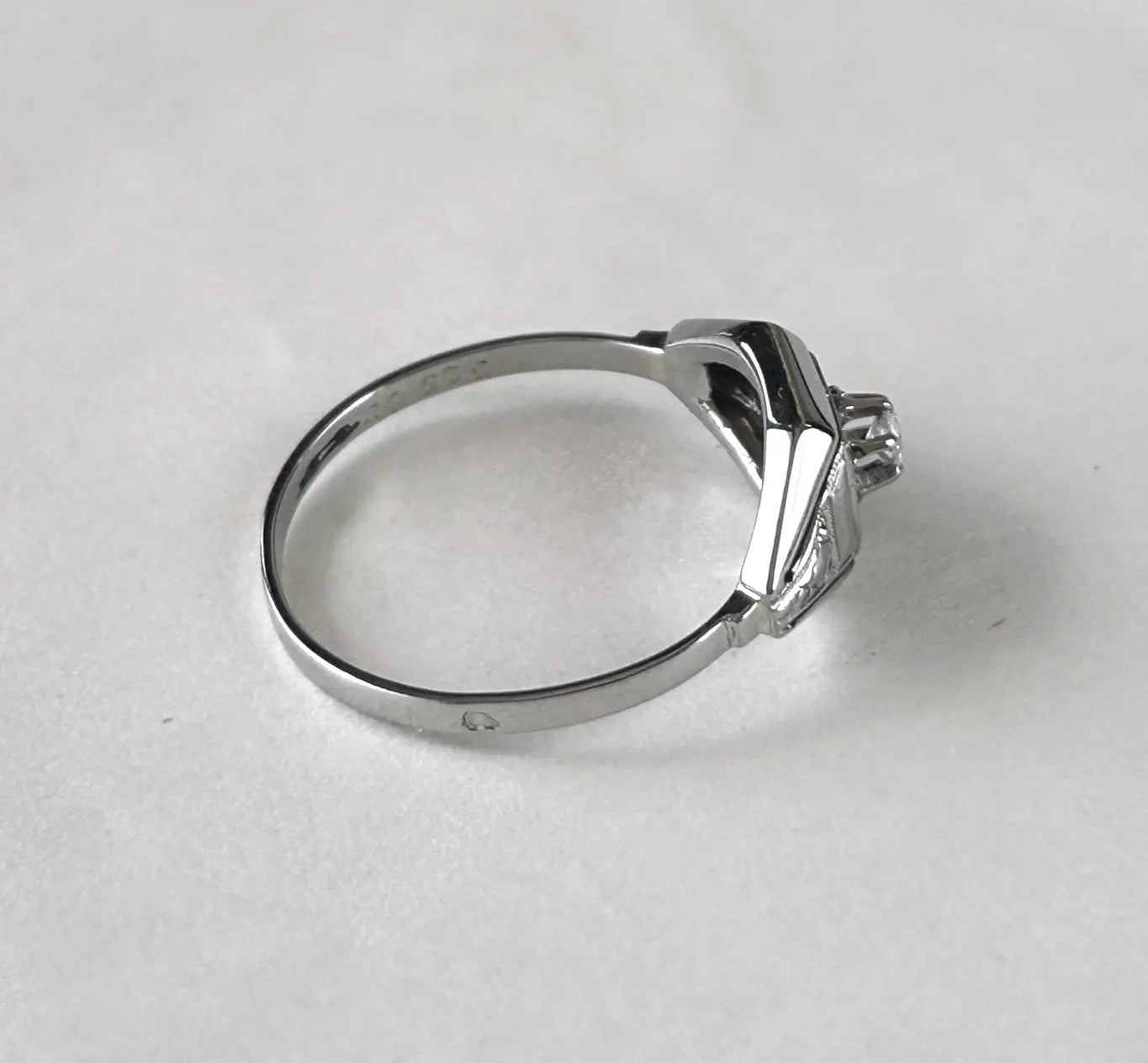 Bague ancienne Art Déco diamant 0,06 ct, or gris 18k