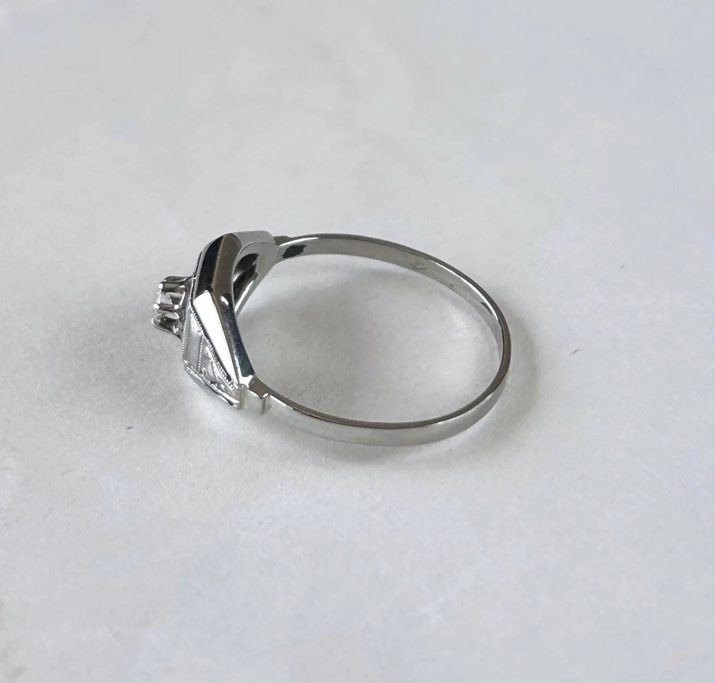 Bague ancienne Art Déco diamant 0,06 ct, or gris 18k