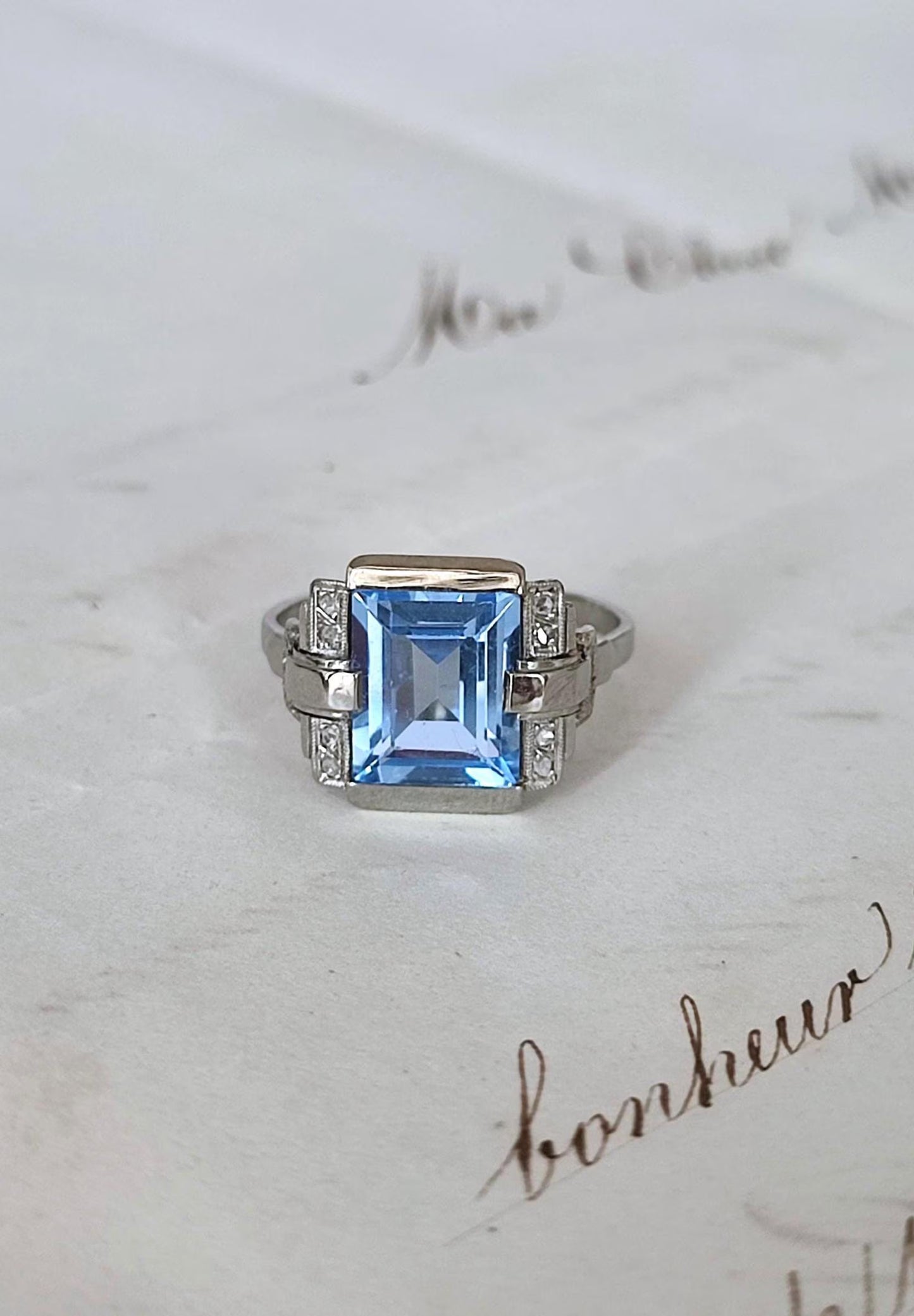 Bague Art Déco en or blanc 18K et platine, spinelle de synthèse et diamants taille rose