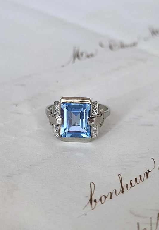 Bague Art Déco en or blanc 18K et platine, spinelle de synthèse et diamants taille rose