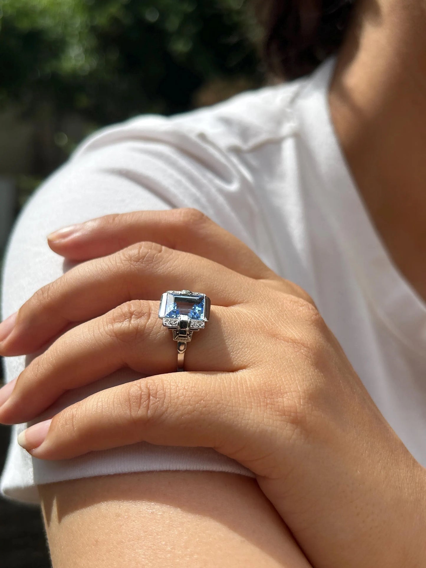 Bague Art Déco en or blanc 18K et platine, spinelle de synthèse et diamants taille rose