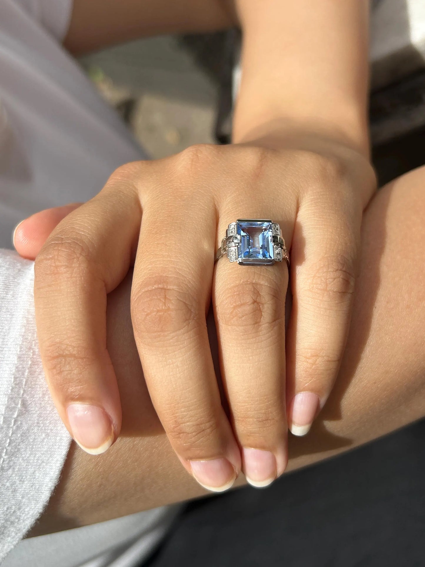 Bague Art Déco en or blanc 18K et platine, spinelle de synthèse et diamants taille rose