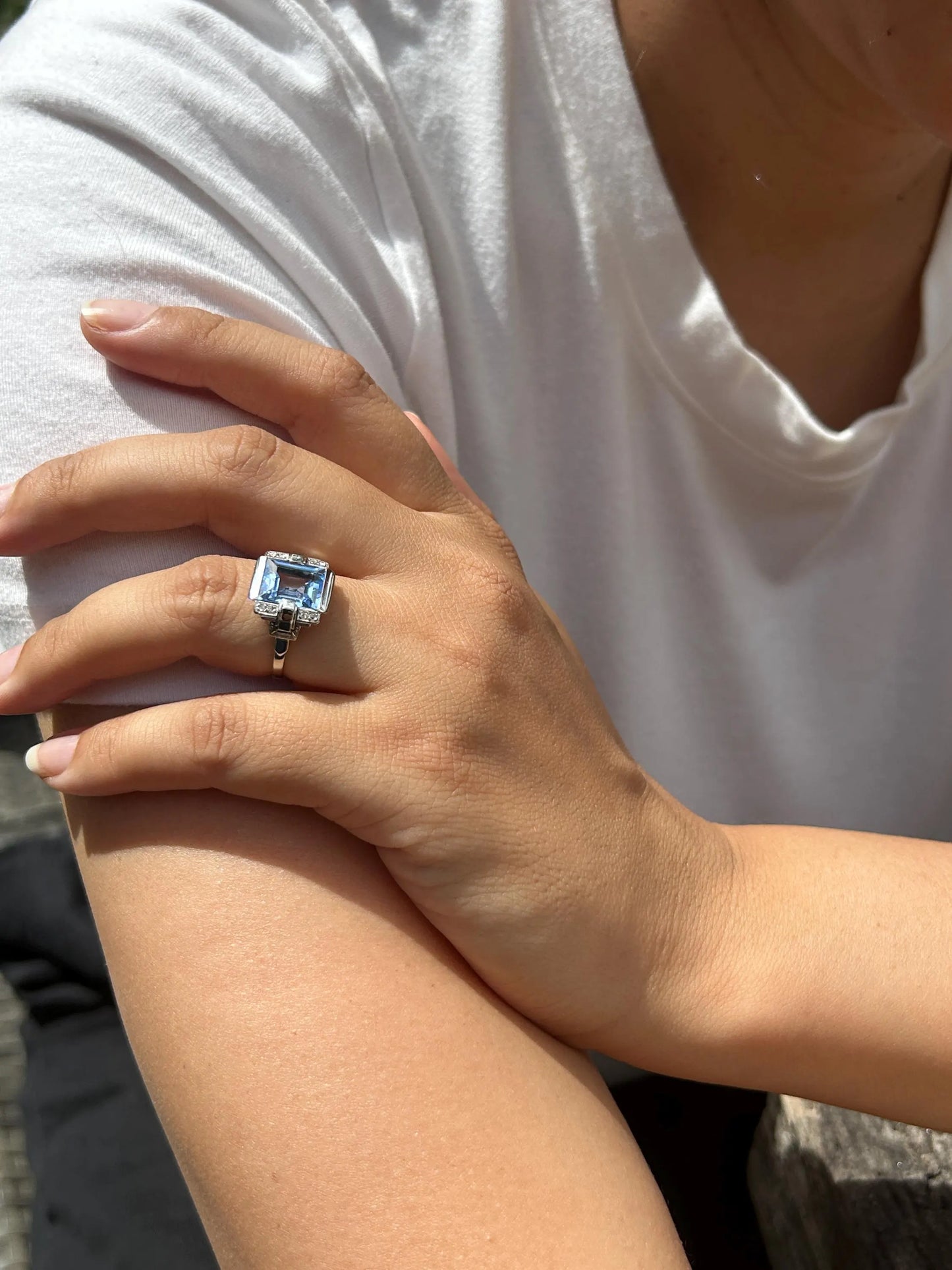 Bague Art Déco en or blanc 18K et platine, spinelle de synthèse et diamants taille rose